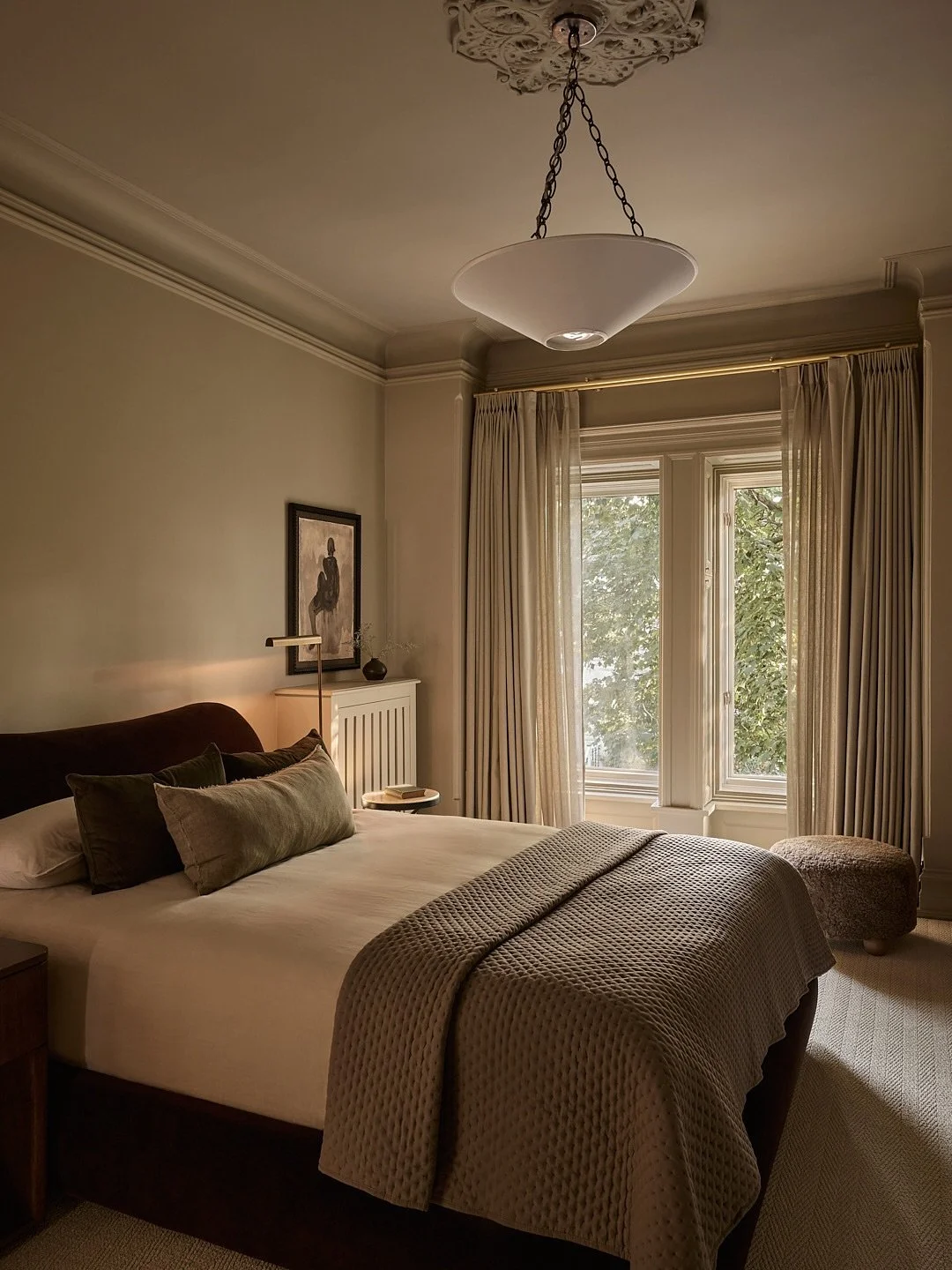 Une chambre tout en douceur &agrave; la R&eacute;sidence Olivier 🤎
&laquo;&nbsp;Le color drenching&nbsp;&raquo;, la palette ton sur ton et les draperies sur mesure cr&eacute;ent un cocon apaisant, calme et ancr&eacute;.

__________

A beautifully co