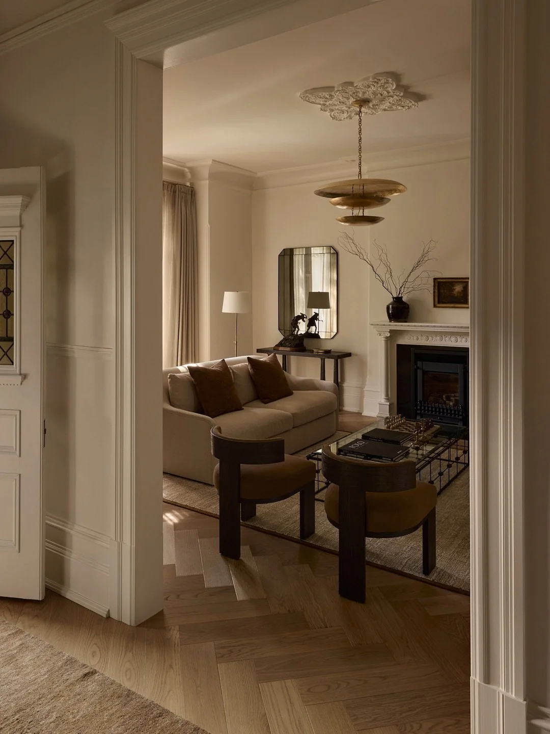 The complete photo gallery of the Olivier Residence 🤎
It is always such a pleasure to have the opportunity to bring our vision to interiors as magnificent as this one. Incredibly beautiful and inspiring, this home showcases its original classic feat