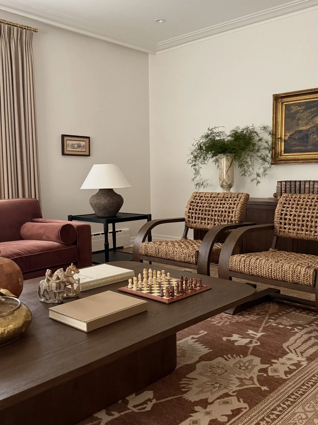 Sneak peek from one of our latest projects ✨
While we wait for the full photo reveal, here are a few unfiltered moments from our iPhones.

A mix of warm contrast, layered palettes full of colors, and the most beautiful vintage pieces from @blancmarin