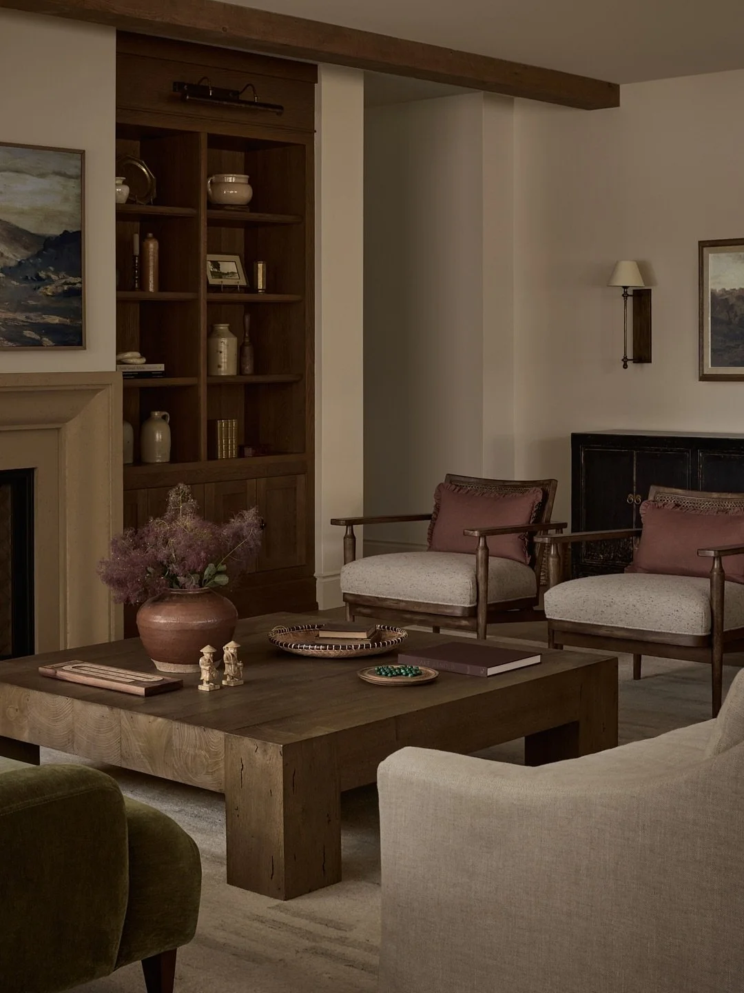 La salle de s&eacute;jour de la r&eacute;sidence Du Lac s&rsquo;ouvre sur une vue magnifique : le lac, les arbres, cette lumi&egrave;re qui change doucement au fil de la journ&eacute;e. Impossible de ne pas se laisser guider par ce d&eacute;cor pour 