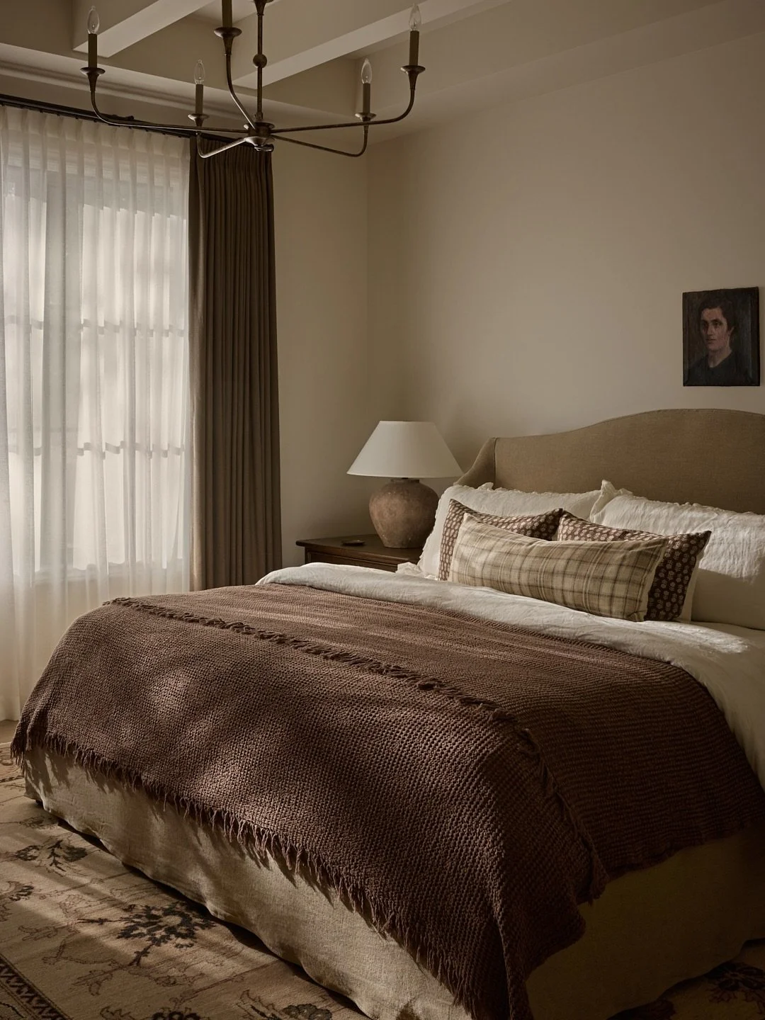 There&rsquo;s a quiet kind of luxury that appears when materials are allowed to speak for themselves: warm woods, soft linens, marble with its own stories running through the veins. In the main bedroom and ensuite, that simplicity becomes the foundat