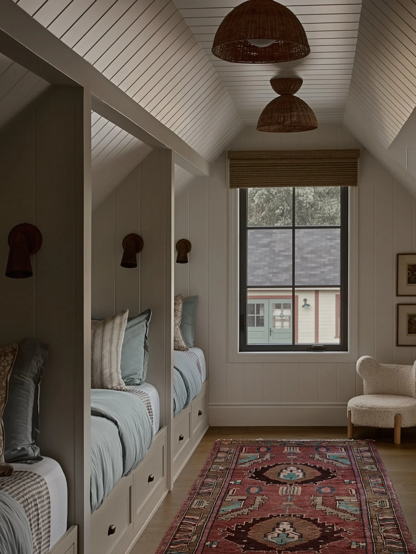 A super cozy dorm room, designed for little ones and perfect for family get-togethers during the holidays! And the tucked-in bed nooks? They&rsquo;re enough to melt our hearts ✨

________

Un dortoir des plus conviviaux, pens&eacute; pour les tout-pe