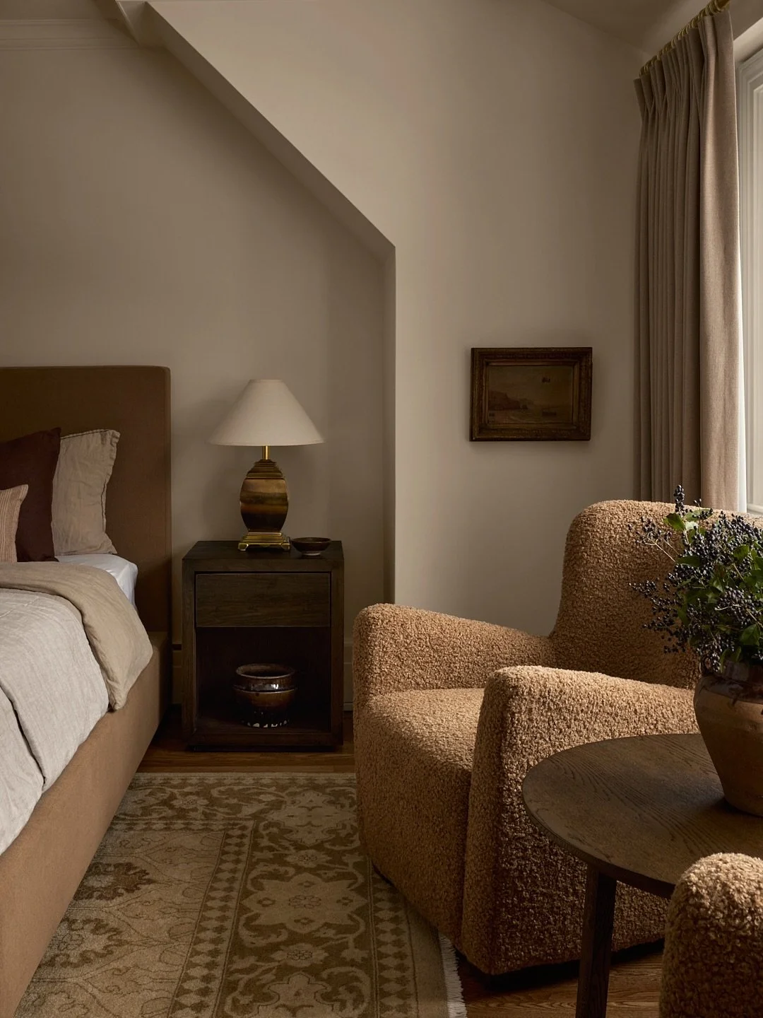 The Dumfries Residence bedroom 🤎
Here, it&rsquo;s all about textures: we love the rich, tone-on-tone palette. Earthy colors and dark wood harmoniously warm up the room.

_____

La chambre &agrave; coucher de la R&eacute;sidence Dumfries 🤎
Ici, tout