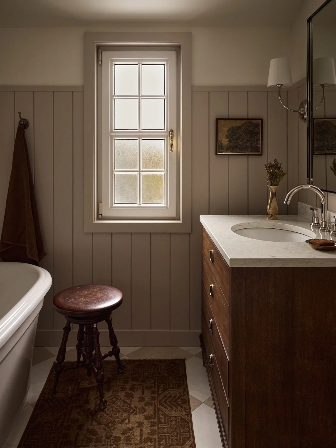 Construite &agrave; la fin des ann&eacute;es 1950, la maison a b&eacute;n&eacute;fici&eacute; de r&eacute;novations cibl&eacute;es, dont la salle de bain attenante &agrave; la chambre principale. Une approche classique, sans extravagance, qui saura t