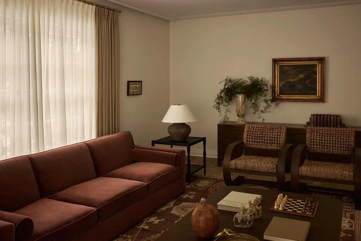 Plus de vues du projet R&eacute;sidence Dumfries 🤎

Ici, le vintage n&rsquo;est pas un d&eacute;tail : c&rsquo;est ce qui donne le ton. Cadres, tapis, objets d&eacute;coratifs et lampes ponctuent les espaces et leur donnent une &acirc;me. Une s&eacu