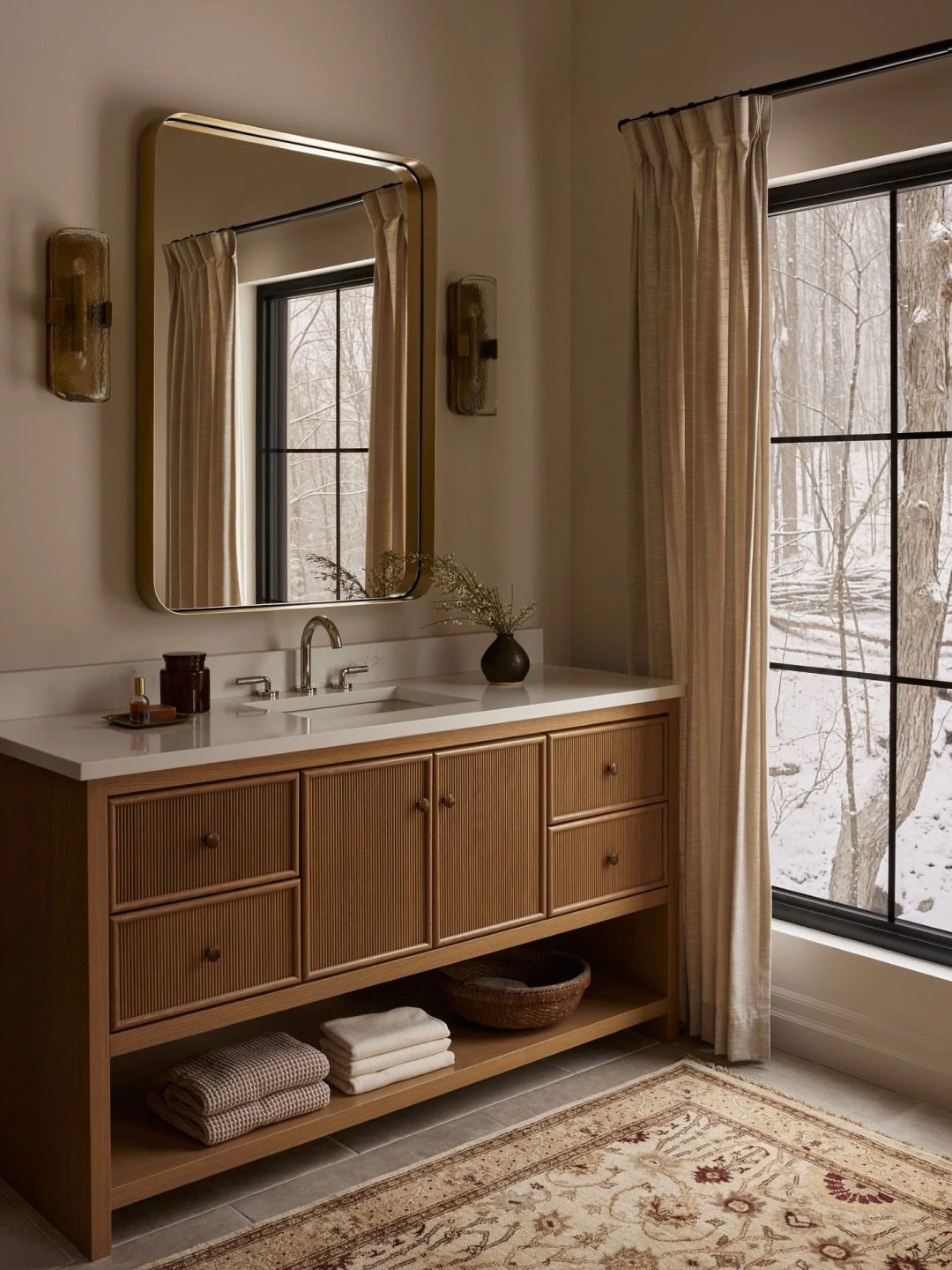 Une salle de bain chaleureuse et feutr&eacute;e, rehauss&eacute;e par la lumi&egrave;re froide de l&rsquo;hiver ✨

______

A warm and muted bathroom, enhanced by the cold winter light ✨

Design by: @blancmarineliving
Design Leads: &Eacute;milie Lavoi