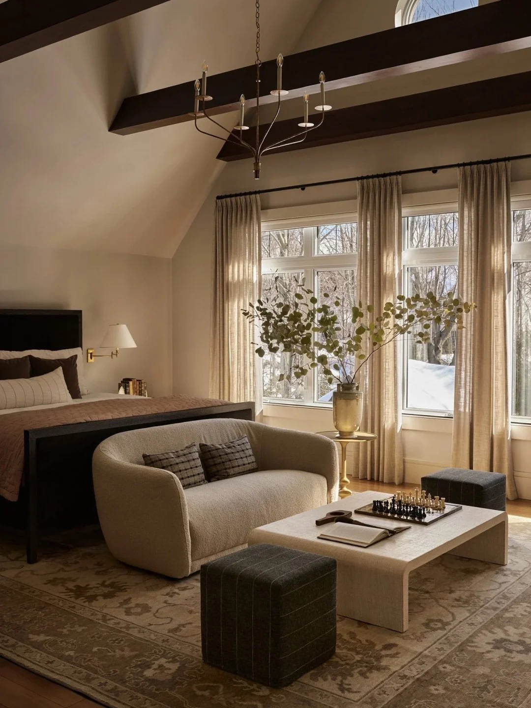 A moment for these bedrooms 🤎
Layers of textures are carefully balanced, creating a muted, moody atmosphere without feeling dark.
____

Un moment pour ces chambres &agrave; coucher 🤎
Une ambiance feutr&eacute;e et &laquo; moody &raquo;, sans &ecirc