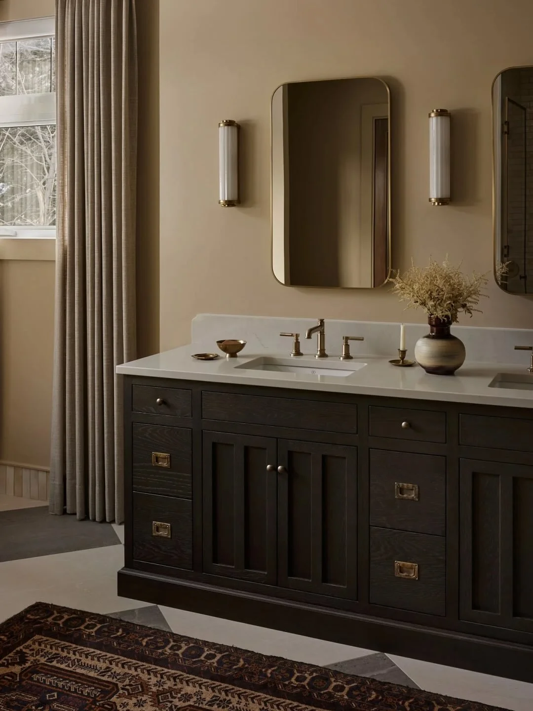 10 bathrooms, one Blanc Marine signature 🤎
Created over the past few years, these bathrooms share a common thread while each revealing its own distinct character. A love for beautiful, noble materials, thoughtful contrast, statement lighting, and th