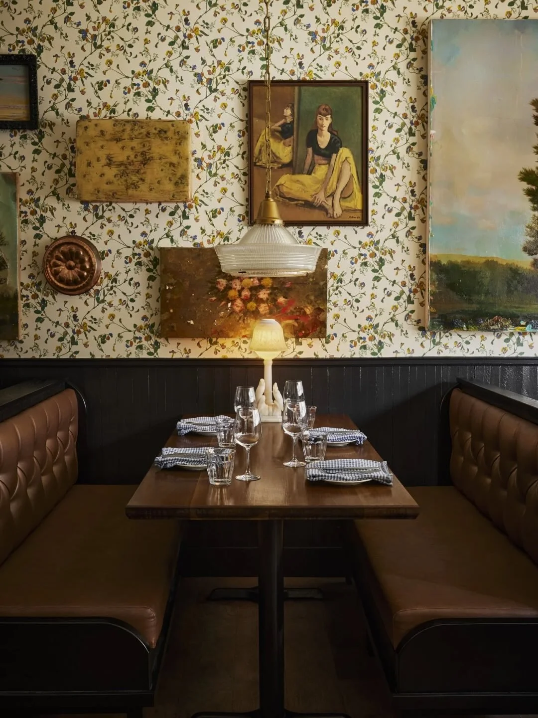 One thing we&rsquo;ve been loving lately: wallpaper 🤎
Wallpaper has a way of defining a space. It&rsquo;s one of our favorite design elements to incorporate.
We love it so much that we may even be developing our own line @blancmarineboutique (!!!) ✨