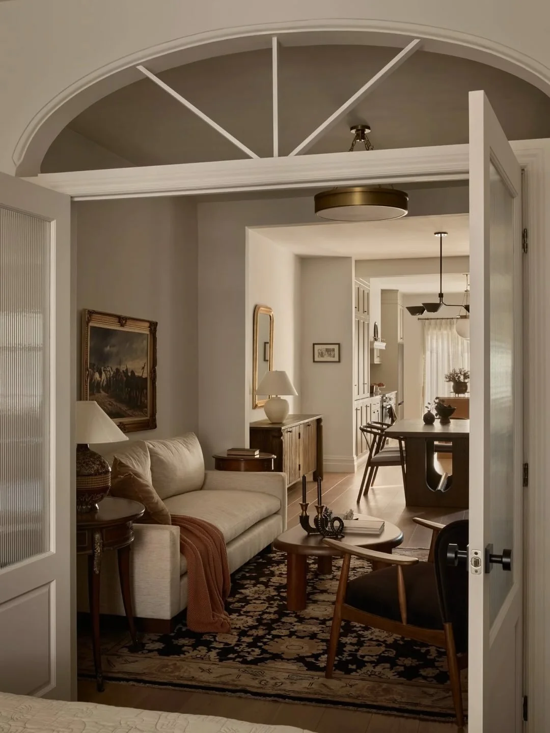 Mixing styles has always been part of our signature.
Vintage pieces, contemporary lines, classic details. Each element carries its own story, yet together they create spaces that feel balanced and timeless. Harmony is what matters.

If you had to des