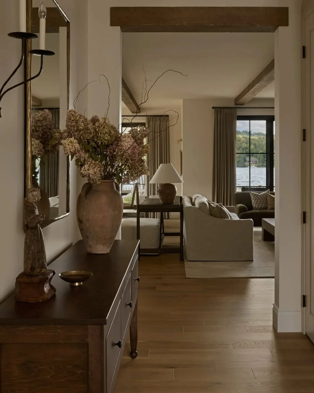 R&eacute;sidence du Lac views 🤎 We always knew this place would be about the view, but even more about how it&rsquo;s lived in.
This open living space, kitchen and living room, was shaped for long dinners, quiet mornings, and that feeling when every