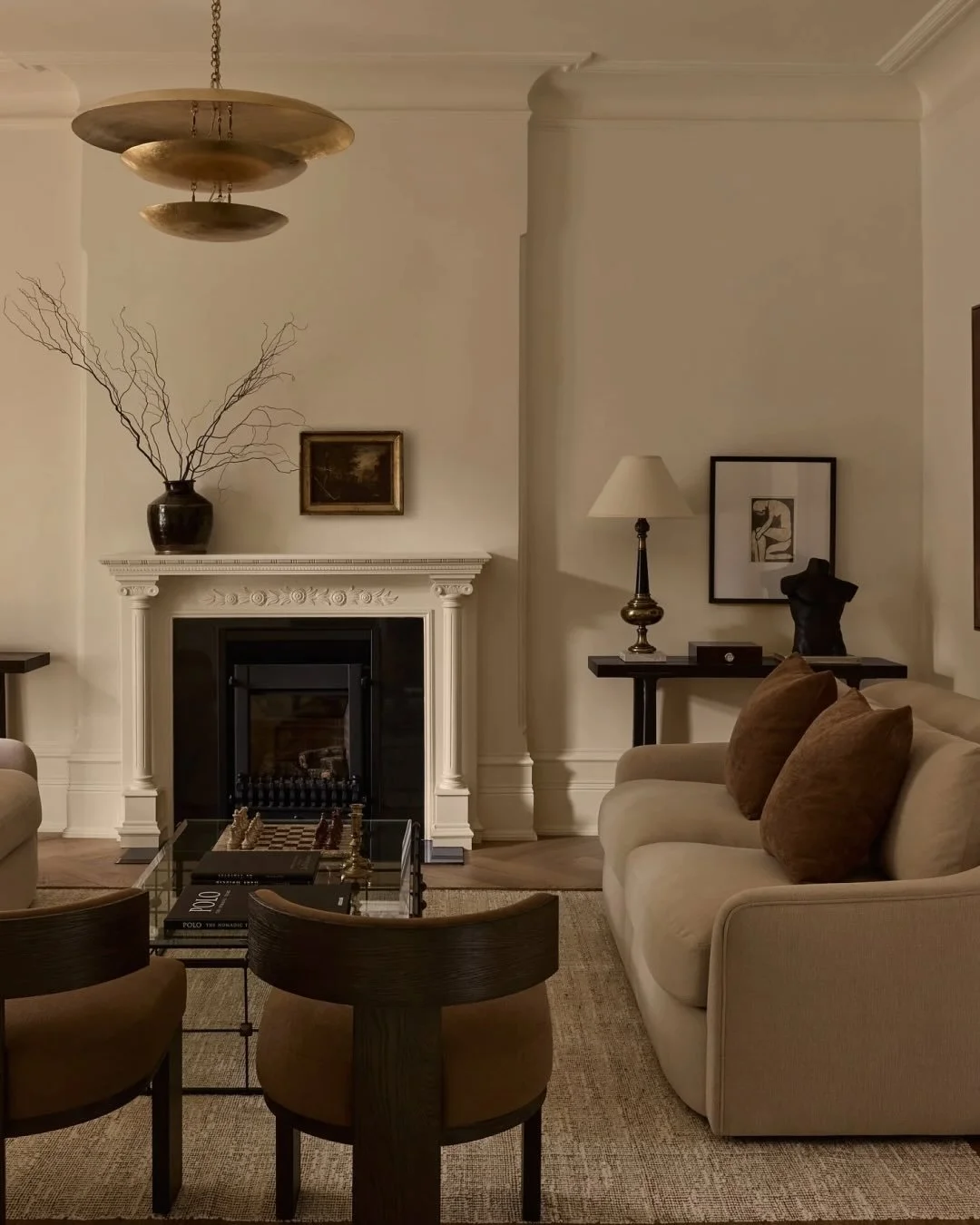 What makes a space timeless?

At R&eacute;sidence Olivier, everything is built through balance, between preserved architectural details and a more contemporary approach.

Mouldings anchor the space in its history, while materials, light and carefully