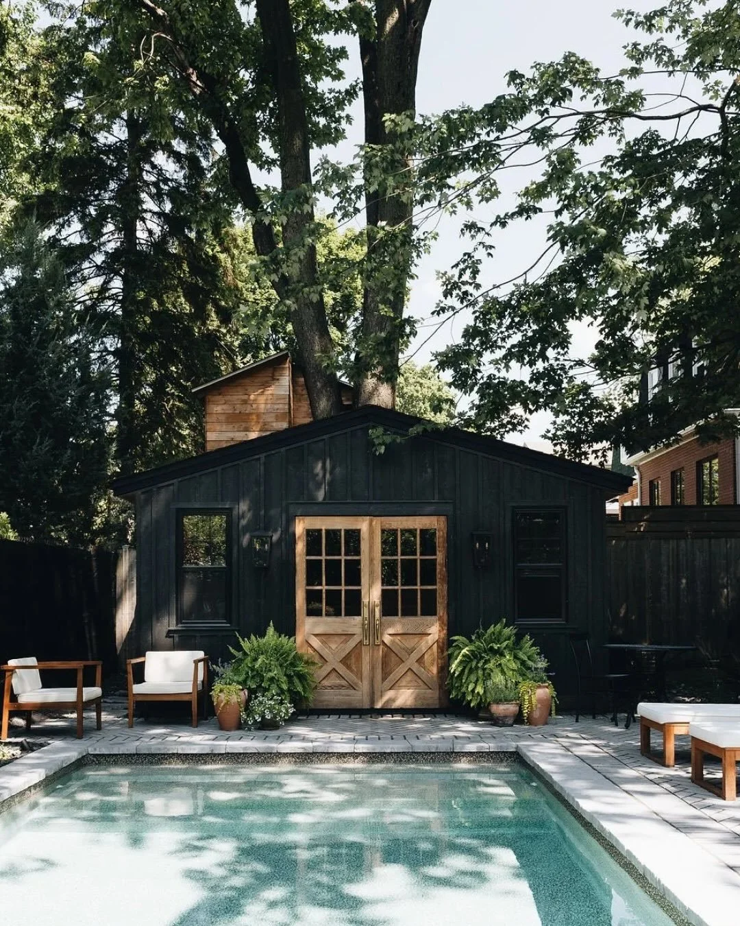 A space made for long, sunlit afternoons 🤎

We rarely design outdoor spaces, but when we do, this is what it looks like.

Inspired by English pubs, reimagined as a poolhouse, layered with vintage pieces, personal details, and a warmth that only grow