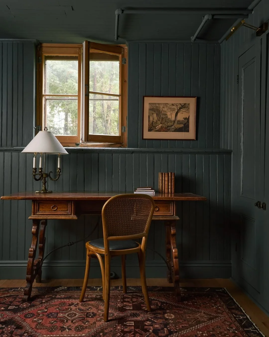 There&rsquo;s something about deep tones in an office that always draws us in 🤎

When designing these spaces, we love working with rich, enveloping colors: anthracite, forest green, deep blues... to create an atmosphere that feels calm, grounded, an