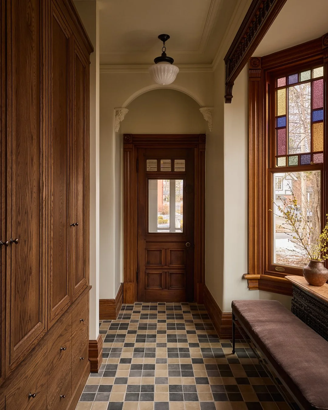 When the mudroom makes you stop before you even get inside.

Cette pi&egrave;ce &eacute;tait &agrave; l&rsquo;origine une seconde salle &agrave; manger que nous avons compl&egrave;tement repens&eacute;e en mudroom afin de mieux r&eacute;pondre au lif