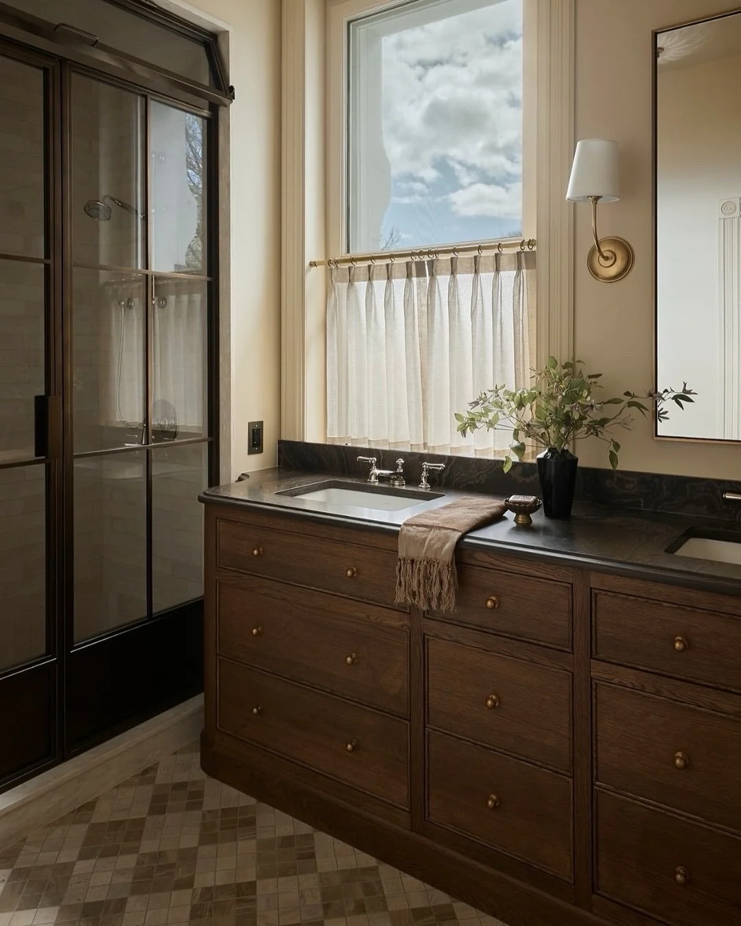Before / After de la salle de bain de notre partenaire @its_kimberley_ (R&eacute;sidence Victoria)
⠀⠀⠀⠀⠀⠀⠀⠀⠀
L&rsquo;objectif &eacute;tait de transformer cette pi&egrave;ce en un espace &agrave; la fois plus fonctionnel et plus harmonieux. Pour y par
