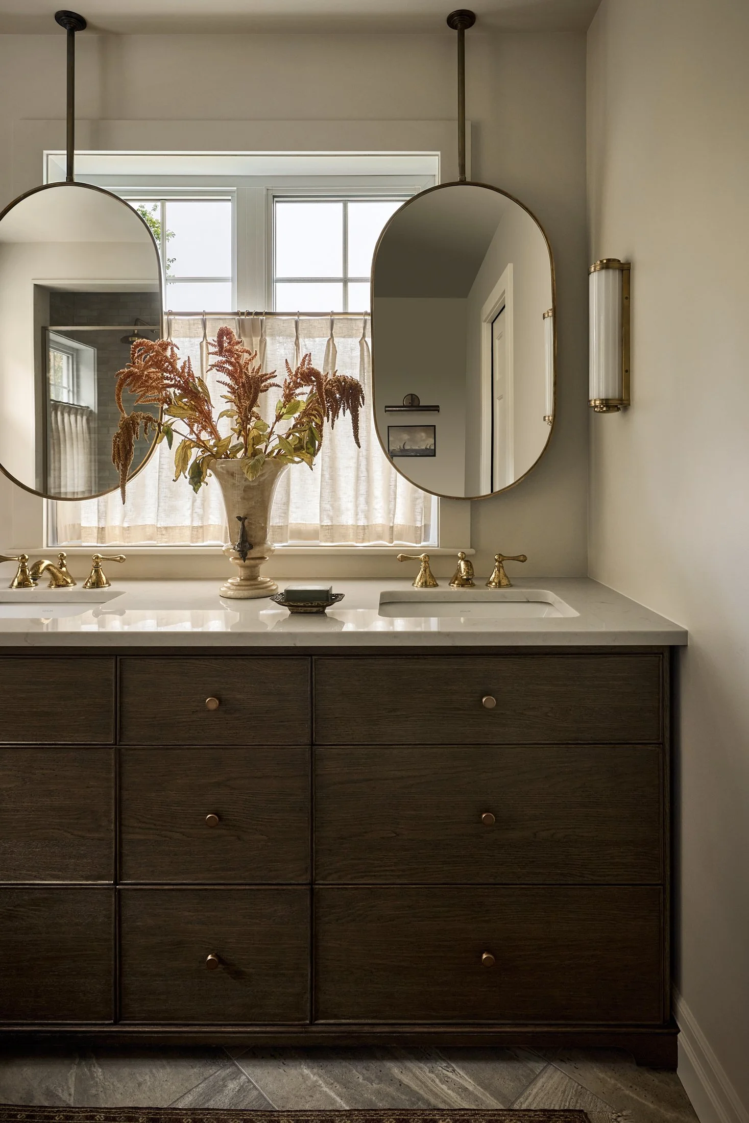 blanc-marine-desfaucons-residence-bathroom-02.jpg