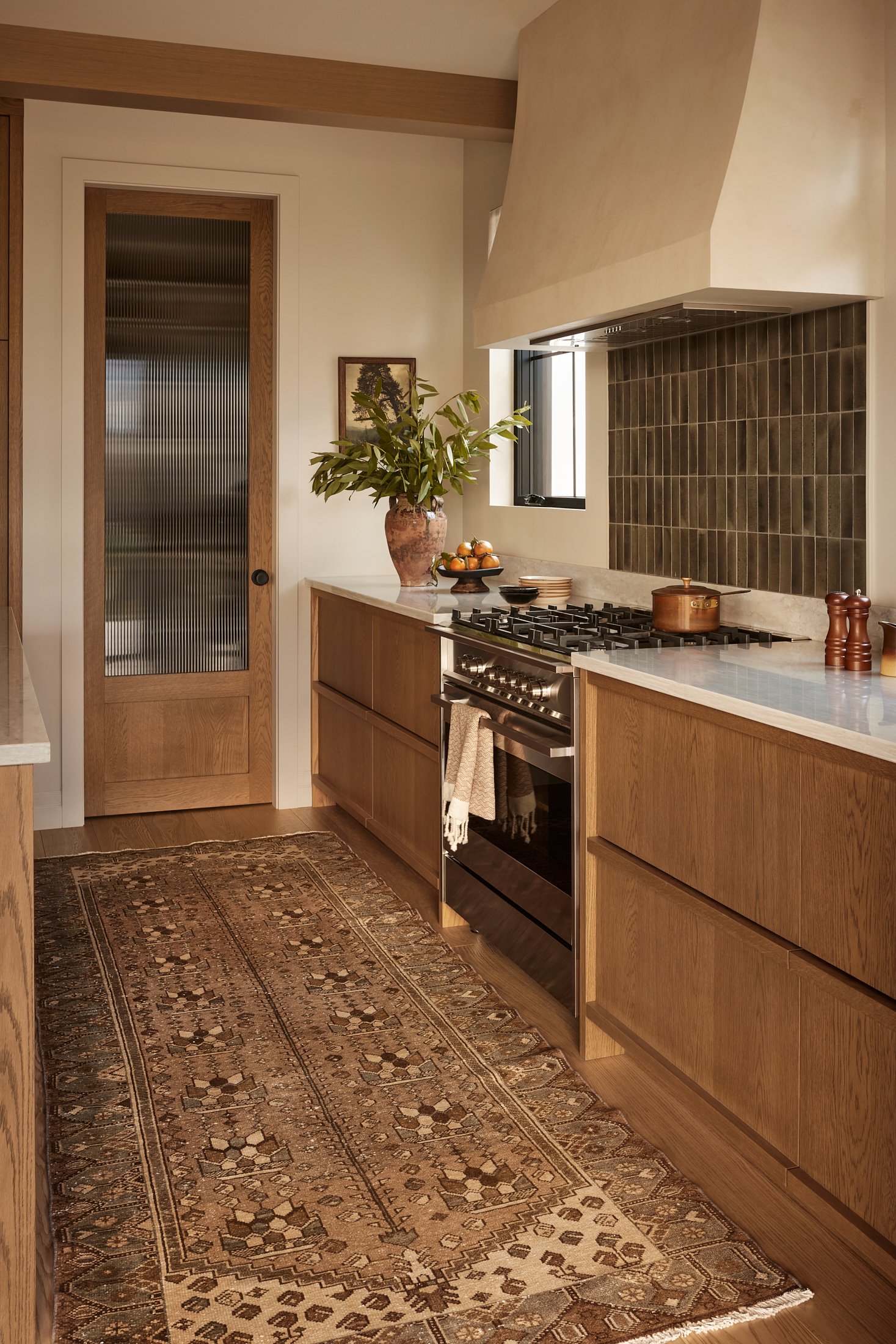 blanc-marine-marie-victorin-residence-kitchen-range.jpg