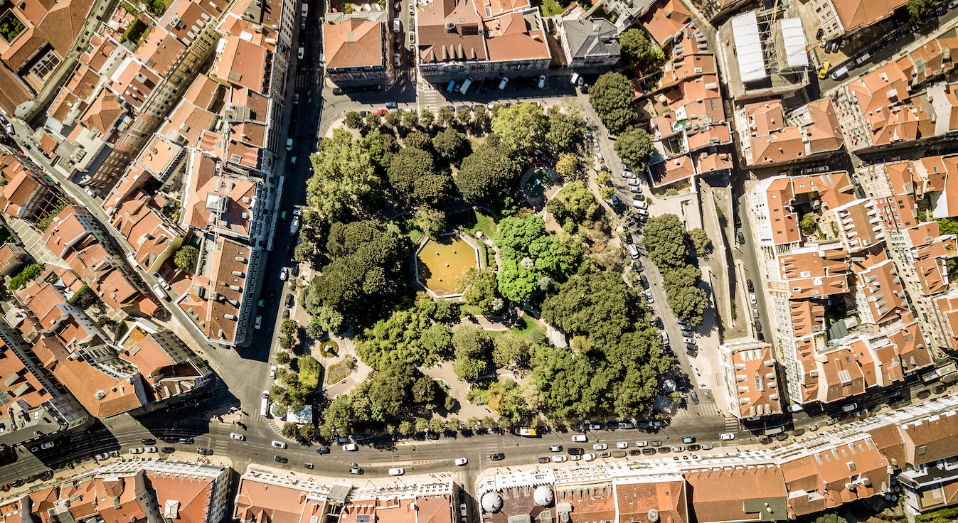 The Market Seen From The Street: "Development of a Residential Project in the Príncipe Real Neighborhood"