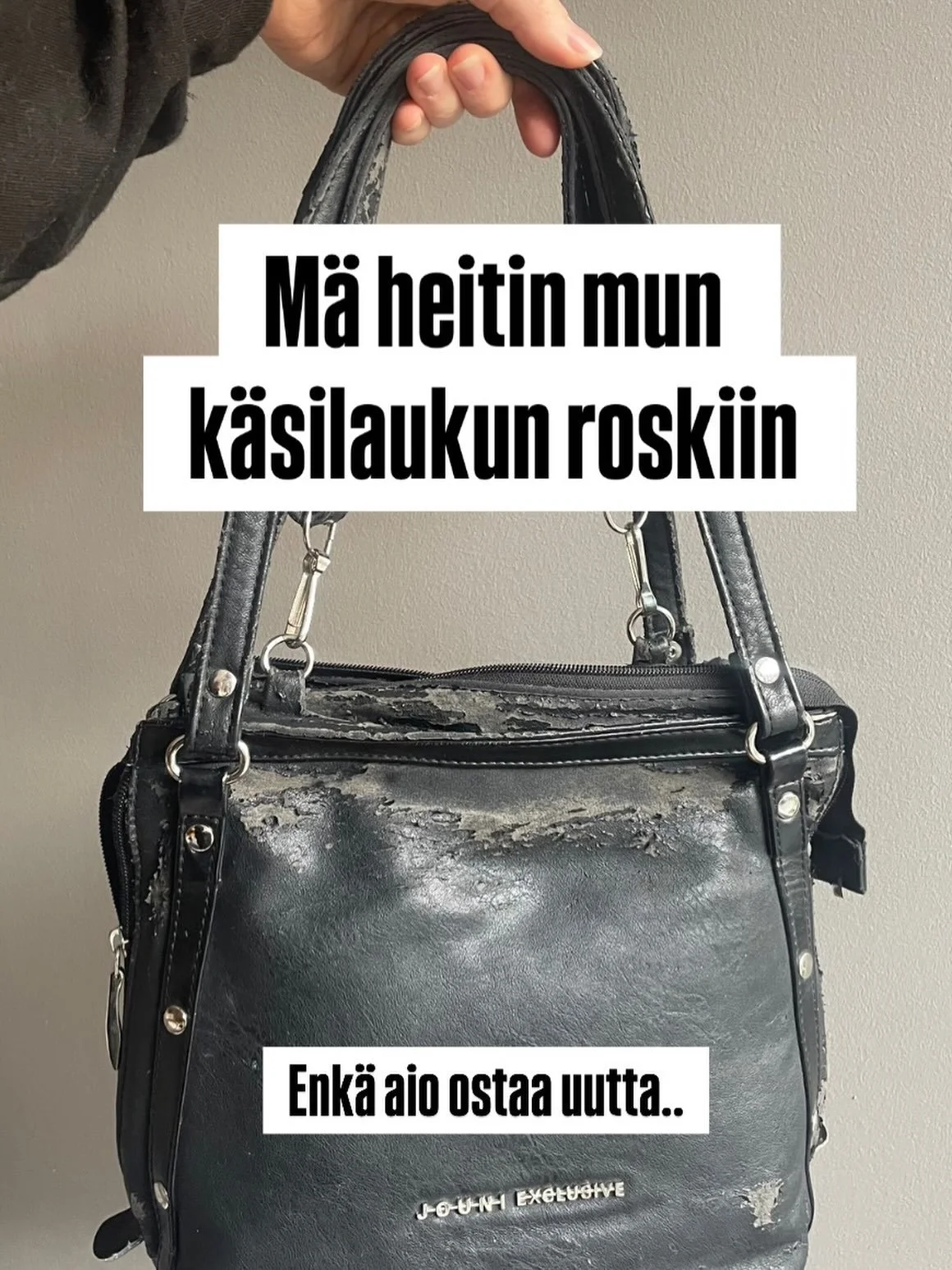 M&auml; oon k&auml;ytt&auml;ny t&auml;t&auml; laukkua paljon (kuten kuvasta n&auml;kyy), mutta p&auml;&auml;tin etten osta uutta k&auml;silaukkua tilalle 🤷🏼&zwj;♀️

Sain t&auml;n laukun mun puolisolta noin 10vuotta sitten ensimm&auml;isen&auml; jou