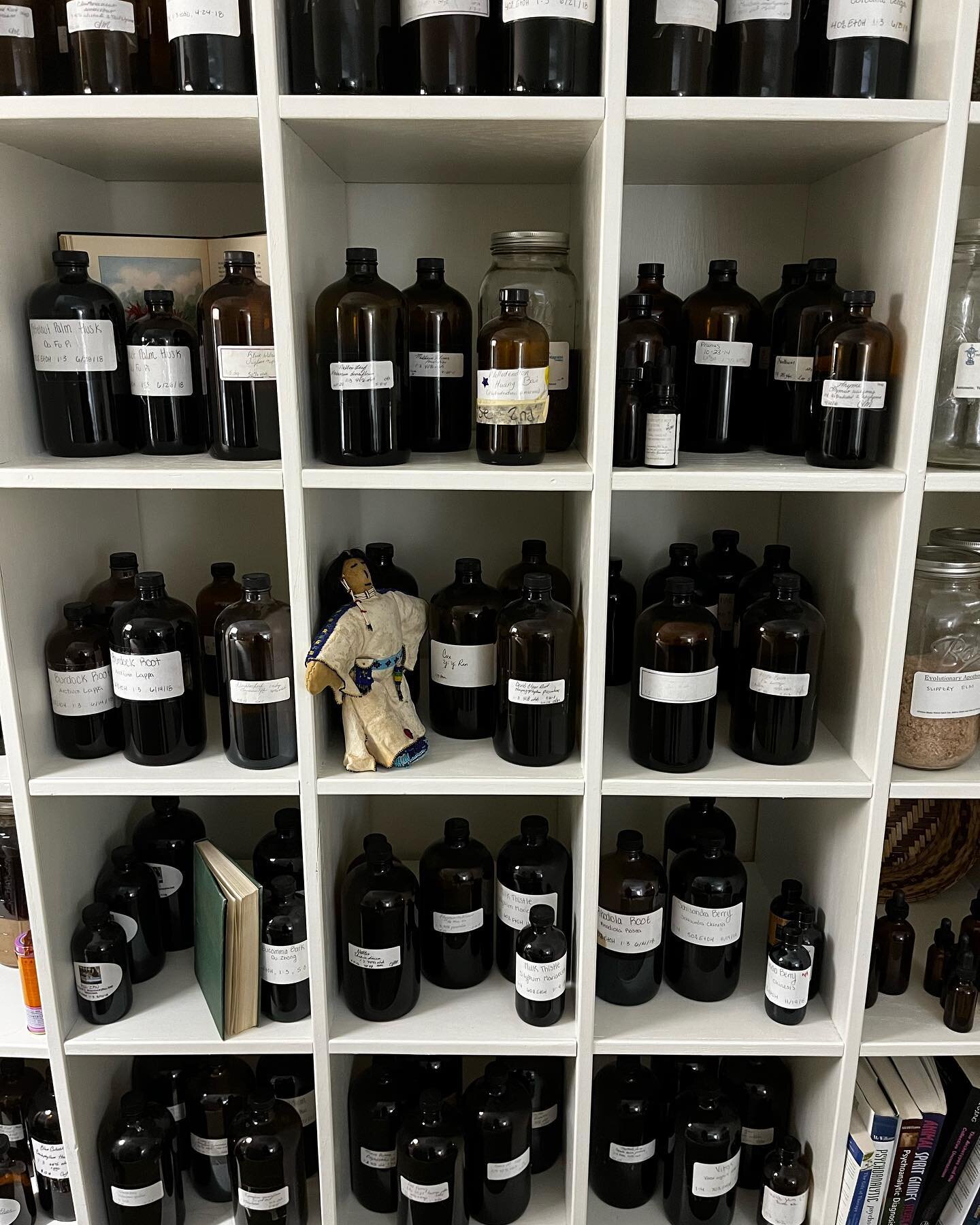 Apothecary vibes. We love it here.

Decolonizing mental health wholistically (yes I spelled it that way).

#decolonizetherapy #functionalherbology #sextherapy #psychotherapy #reiki #apothecary