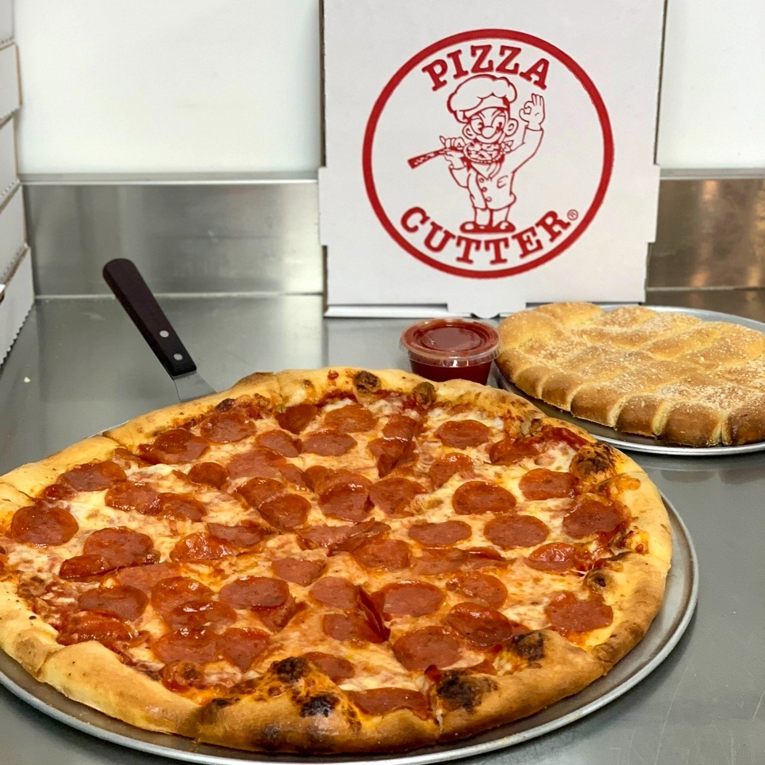 Pepperoni pizza and garlic stix: a classic combination that never disappoints ❤️😍🍕

 #northvillemichigan #pizza #northvillemi #puremichigan #supportsmallbusiness #eatlocal #supportlocalbusiness #supportlocal