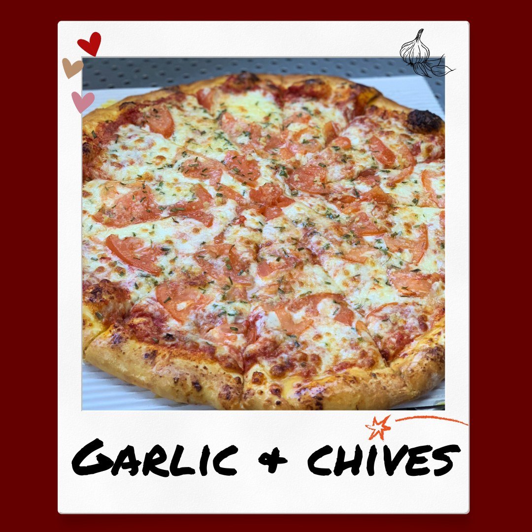 SPECIALITY SPOTLIGHT: The Garlic &amp; Chives!! 

With fresh garlic, chives, thinly sliced tomato, and parmesan cheese, this is your pizza chef's favorite pizza 😎❤️🧄

#northvillemichigan #pizza #northvillemi #supportsmallbusiness #eatlocal #support