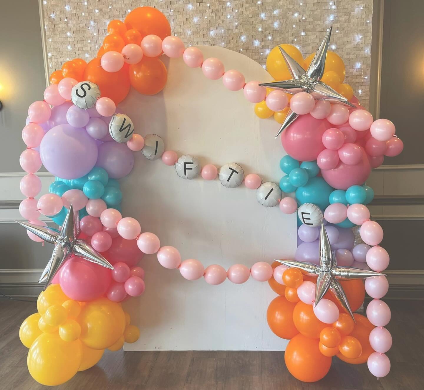 In our SWIFTIE era✨🪩
&bull;
Obsessed with this backdrop for @thelegendscc Taylor Swift night! The friendship bracelets are SO fun!! 🤩
#balloongarland #balloons #stlballoons #stlparty #stlbusinessowner #smallbusiness #womenownedbusiness #swiftie #ta