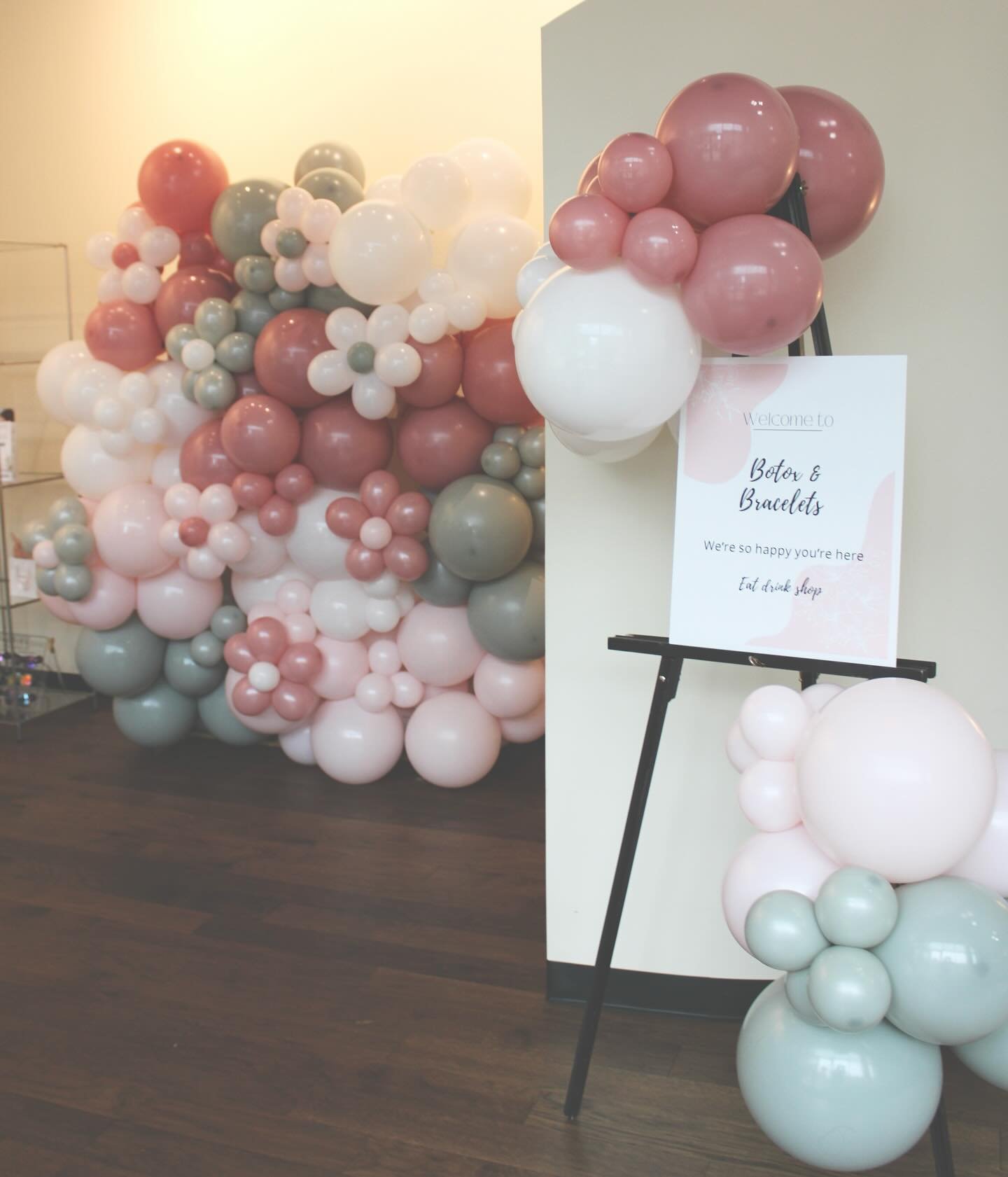 We ALWAYS love a reason to celebrate mommas🫶🏼🌸
&bull;
So much fun at @simplybellaaesthetics Botox and Bracelets Mothers Day Event😍
#stlballoons #stlparty #stlouis #balloons #balloonbusiness #smallbusiness #smallbusinessowner #womenownedbusiness #