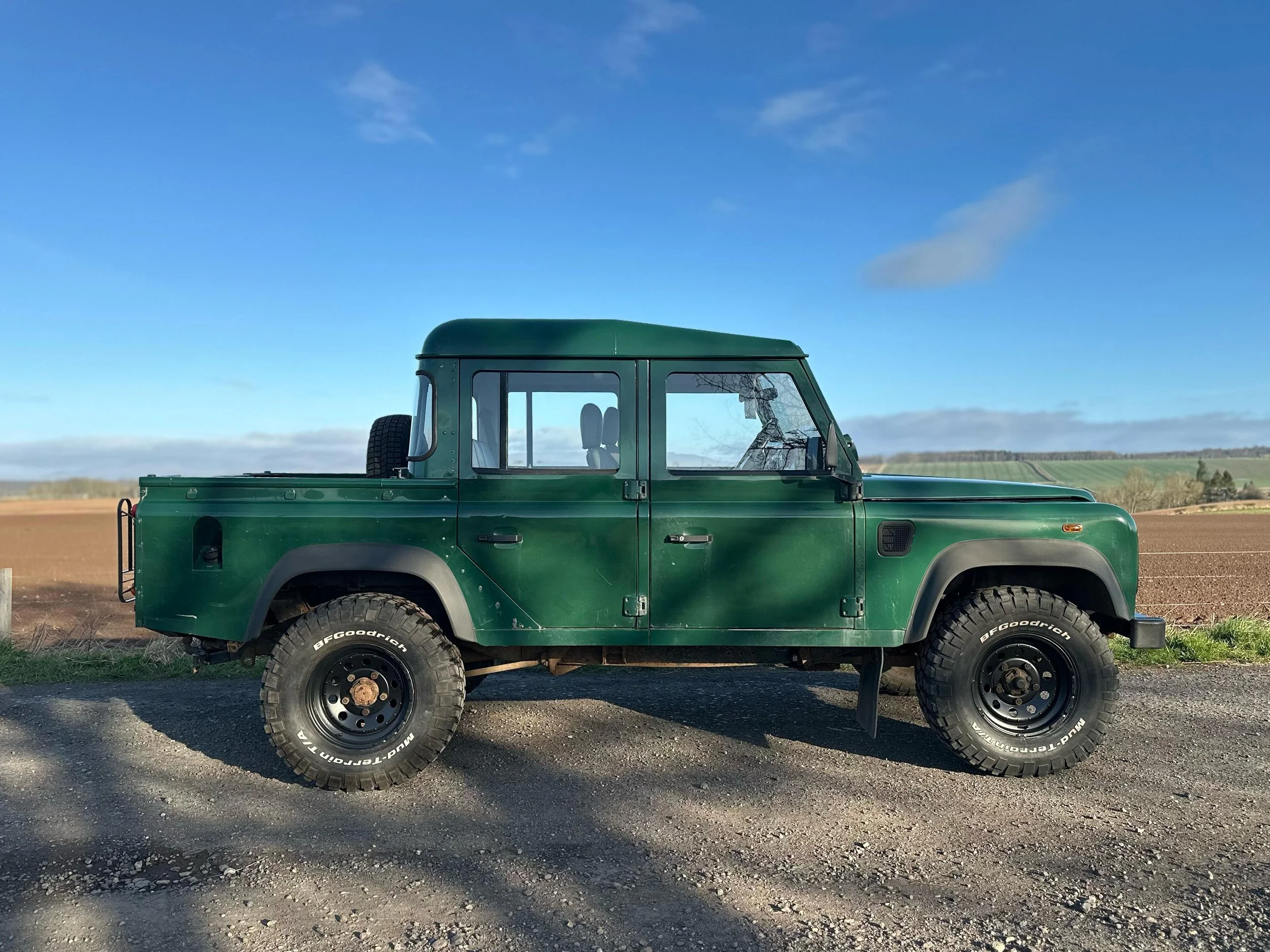 4 Land Rover Defender Double Cab Pickup.jpeg