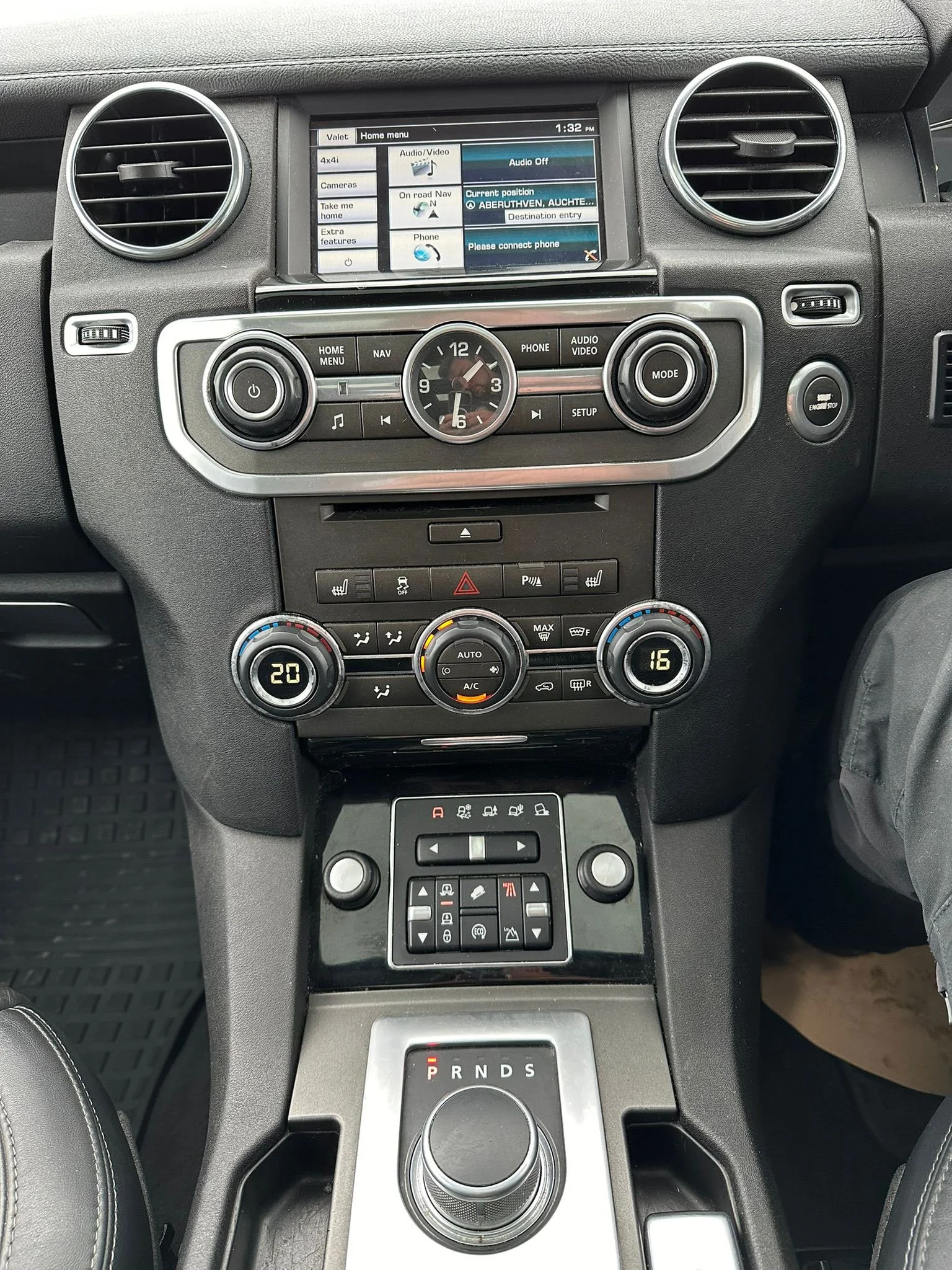 14 OE14-HCX-LR-Disco-4-console.jpg