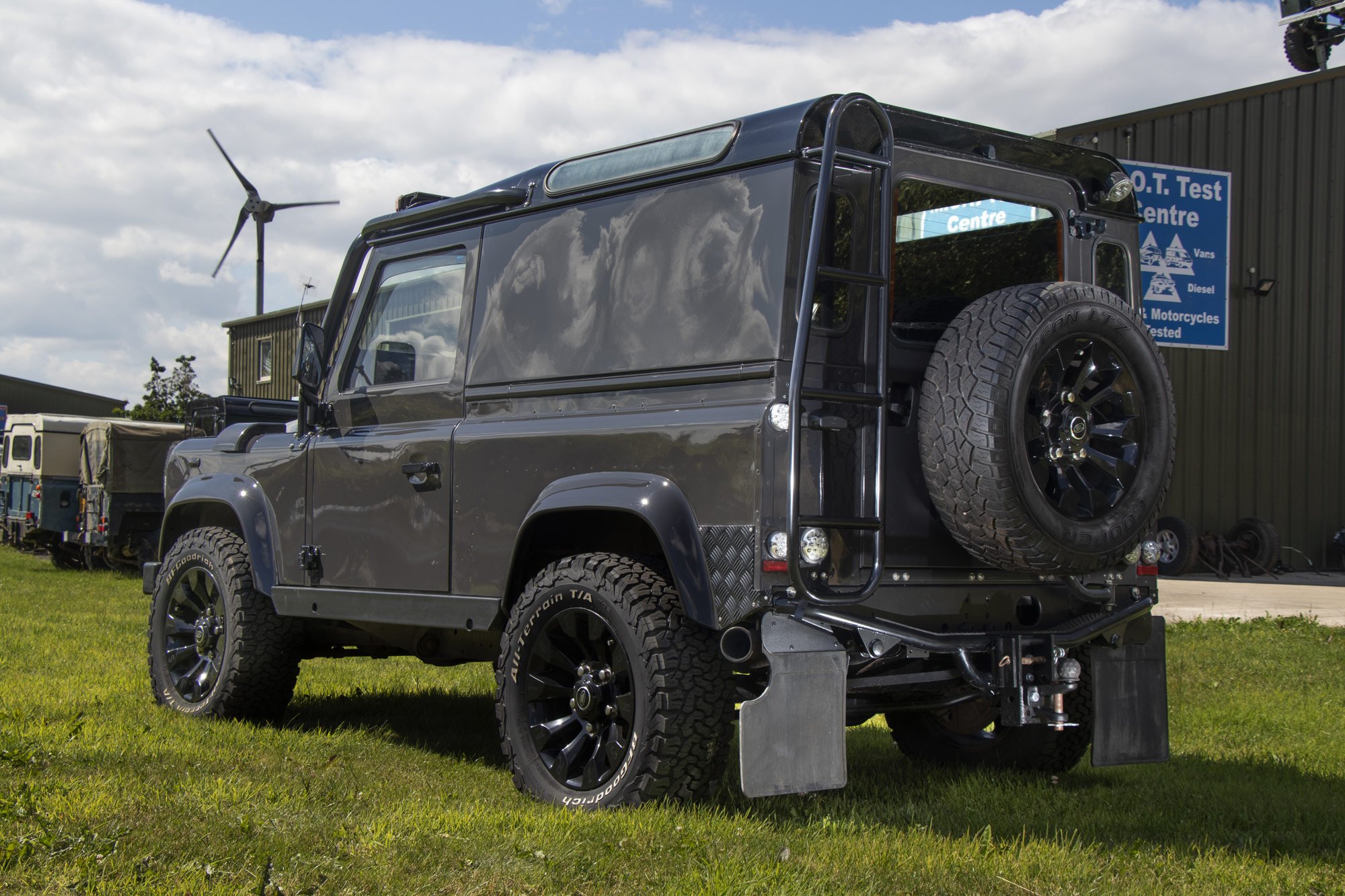 SL54XED-LandRover-Defender-90-2.jpg