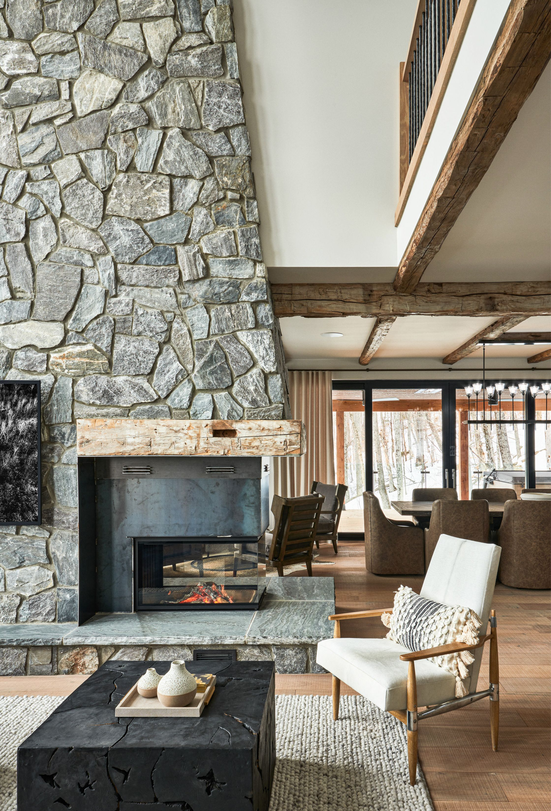 Renovation de salon avec foyer et cheminée de pierre