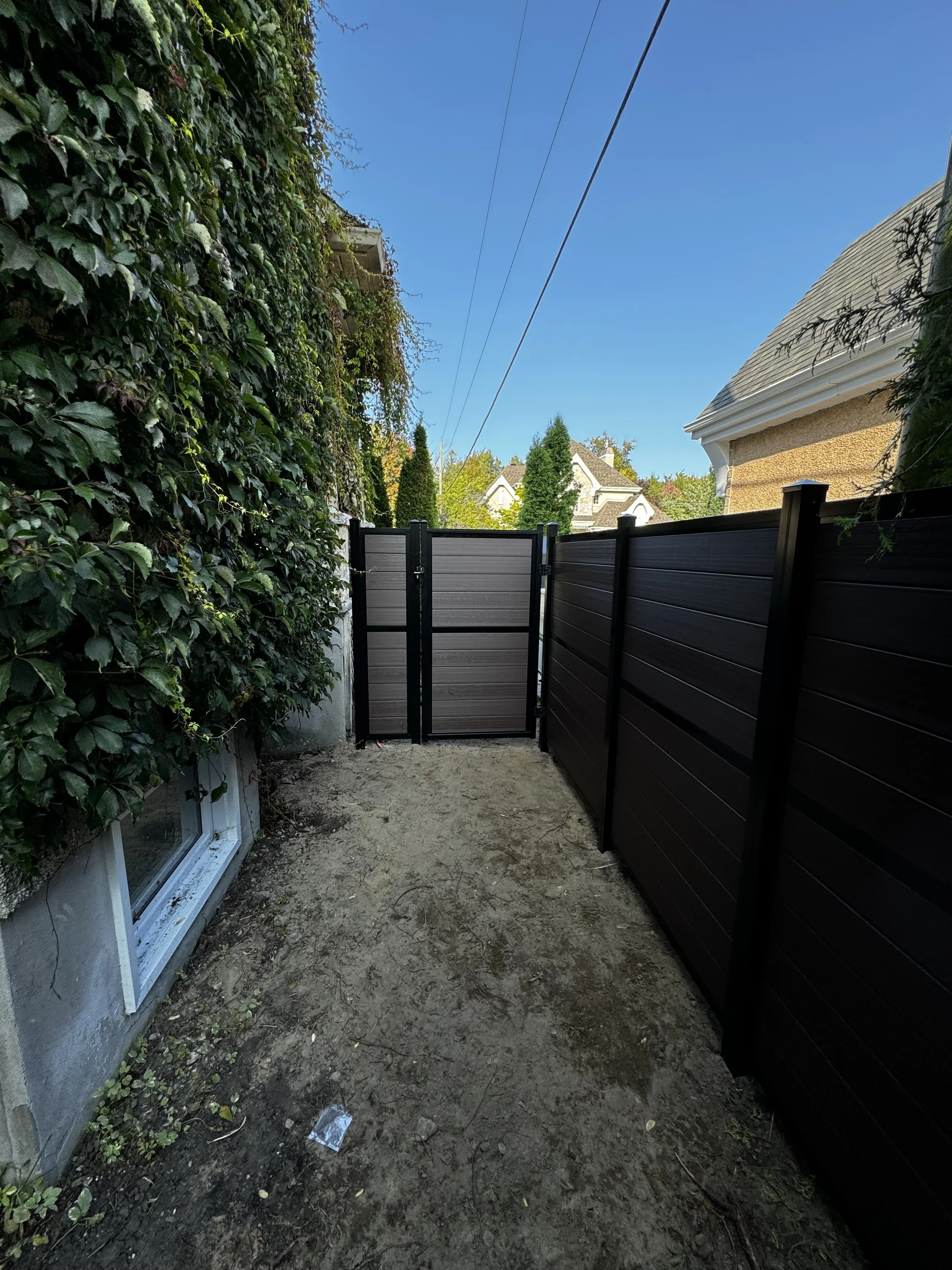 allée avec clôture résidetielle en composite