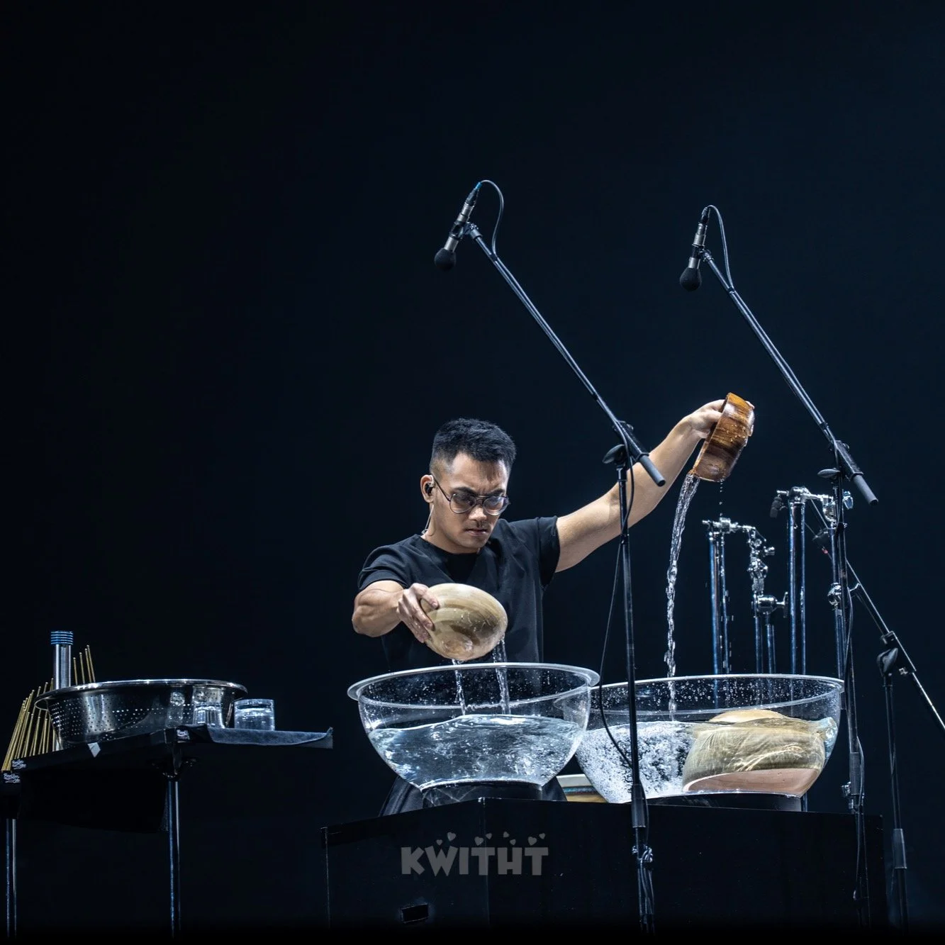 離開香港去美國讀書七年，今次終於係我第一次返嚟屋企表演。非常感激 @ahtungchau 老師同 @edwardchan_emp 嘅信任，畀機會我同父母分享呢個時刻，令佢哋可以喺咁大嘅舞台同平台上見證我嘅演出。對於成個經歷以及每日見證到嘅頂級藝術水平，我感到無比謙卑同感恩。

@ch357nu71129 多謝你過去兩星期做我嘅 drum buddy
@dida._.boy 隔咗20年再見返你真係好 amazing，仲可以一齊以藝術家身分合作
@ashley_lotsinman 多謝妳分享妳嘅經驗