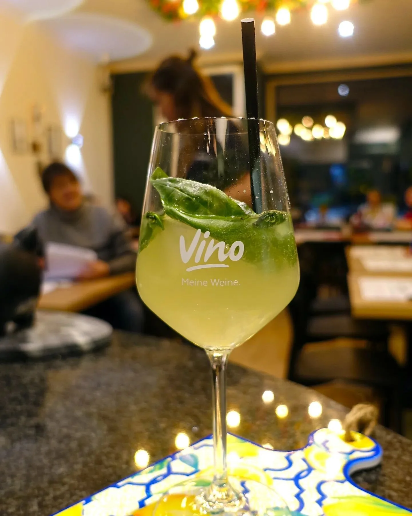 Durst? 

Amalfi Yellow ist die Antwort 💛

Limocello di Sorrento, Sekt, Toni Water, Basilikum... uns es riecht schon nach Italien 💚