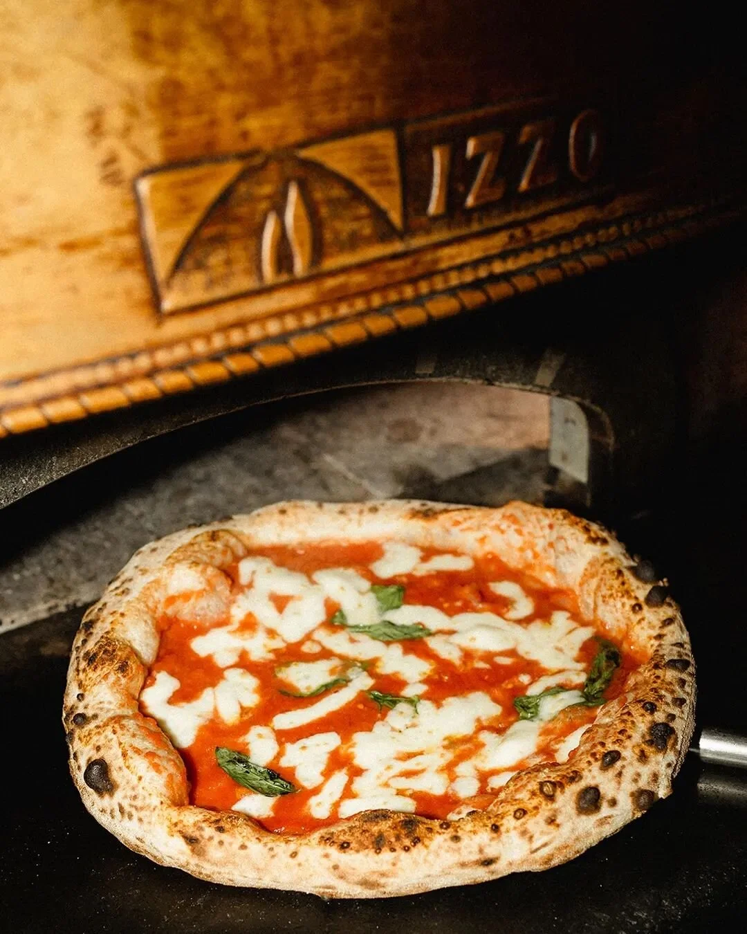 Die wahre Pizza ist ein Lebensmittel, Symbol und Ritual. Ein armes und ein nobles Lebensmittel. Eine festliche Scheibe aus Teig, bemalt in rot. Aber es ist mehr als ein Teig aus Wasser und Mehl, garniert mit &Ouml;l und Tomate und im Holzofen gebacke