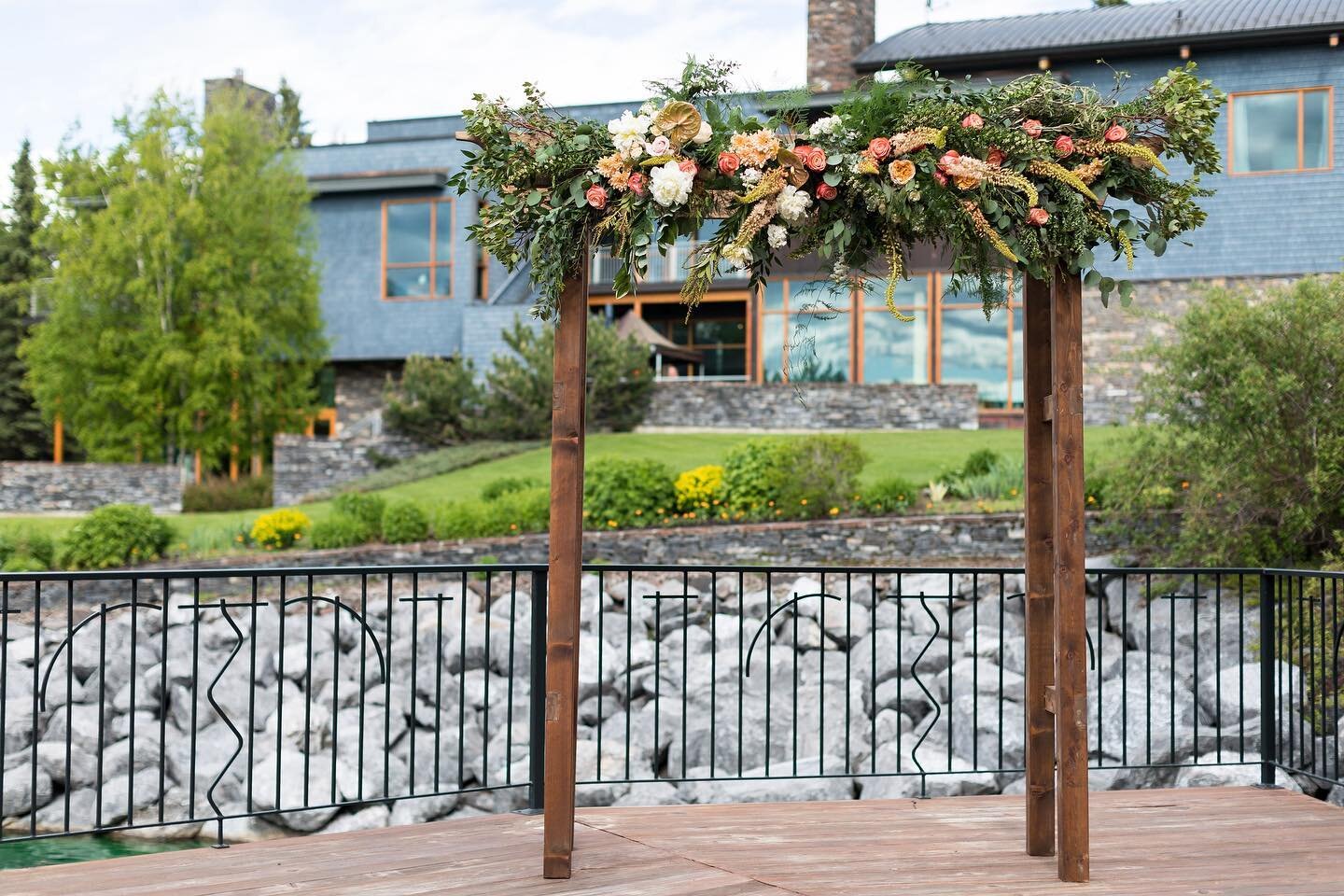 You know those dresses that can transform from ceremony to reception? 
&bull;
Check out how our arch can do the same thing! 
&bull;
Plus, how could it not look amazing with @azuridge  as it&rsquo;s backdrop?! 
&bull;
&bull;
&bull;
Flowers: @creativee