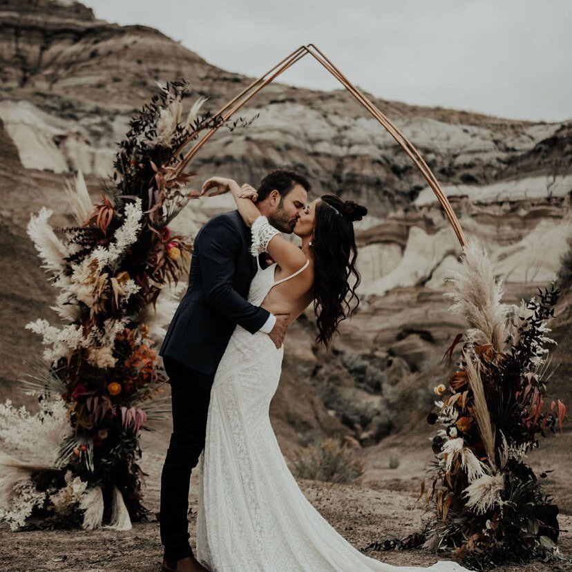 Copper pipe minimalist arches for the win! 
&bull;
We can get enough of this look 👀 
&bull;
What&rsquo;s your wedding vibe? 
&bull;
Check out our newly designed self-serve or full service options and see what we have in our system for your big day!!