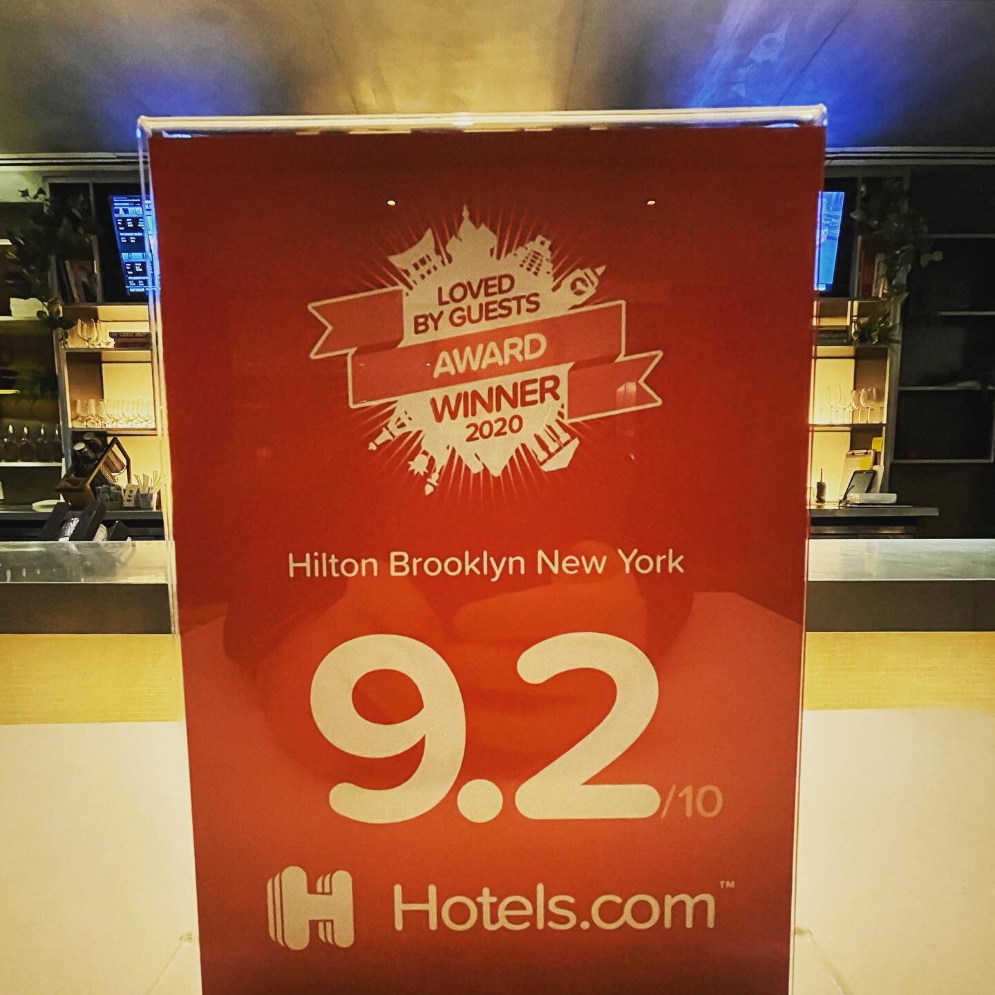 Did you know that @brooklynhiltonhotel is officially a #loved #byguests #award #winner #2020 by @hotelsdotcom 🙌🏻🙌🏻🙌🏻 #hospitality #nyc #brooklyn #hotelbar