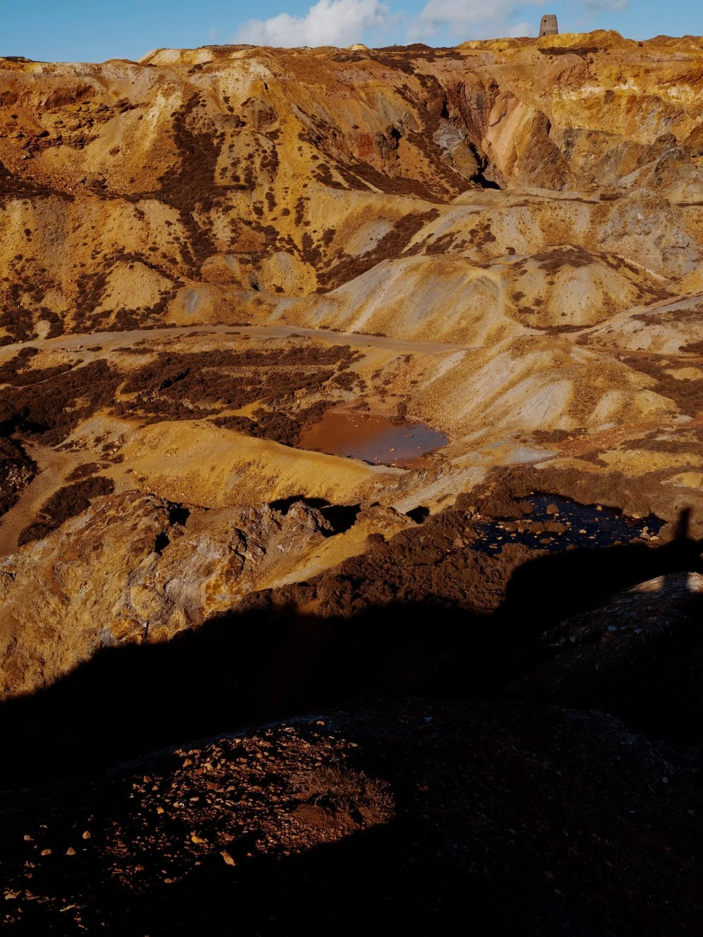 Who knew Arizona lived in the UK? 🏜️

After exploring North Wales heavily over the years it&rsquo;s rare that we jump on the A55 to head somewhere new. 

But this was our first time visiting the Parys Mountains ~ and it won&rsquo;t be the last.

Sob