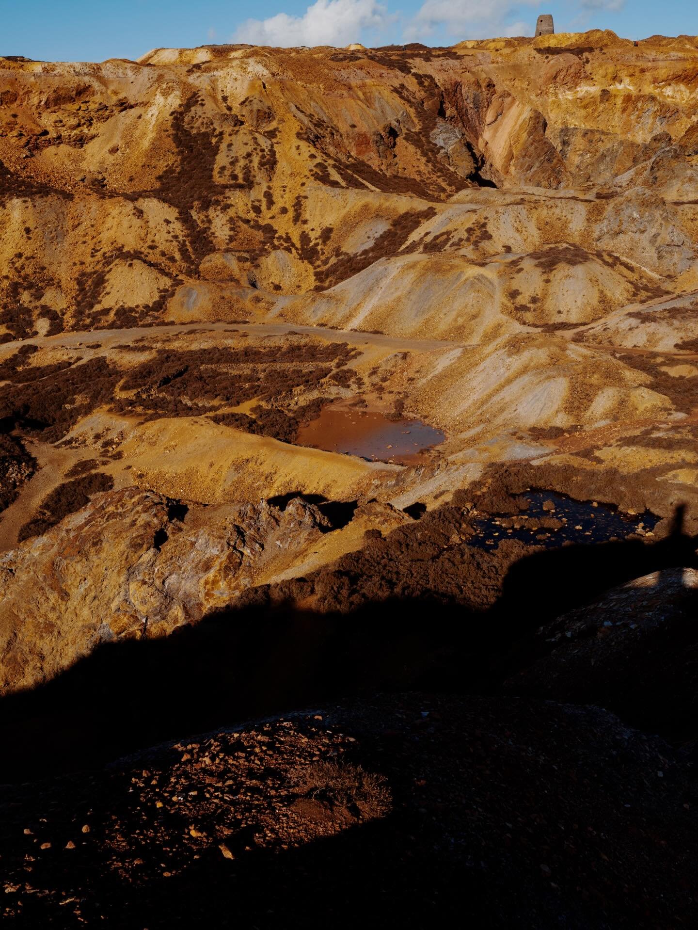 Who knew Arizona lived in the UK? 🏜️

After exploring North Wales heavily over the years it&rsquo;s rare that we jump on the A55 to head somewhere new. 

But this was our first time visiting the Parys Mountains ~ and it won&rsquo;t be the last.

Sob