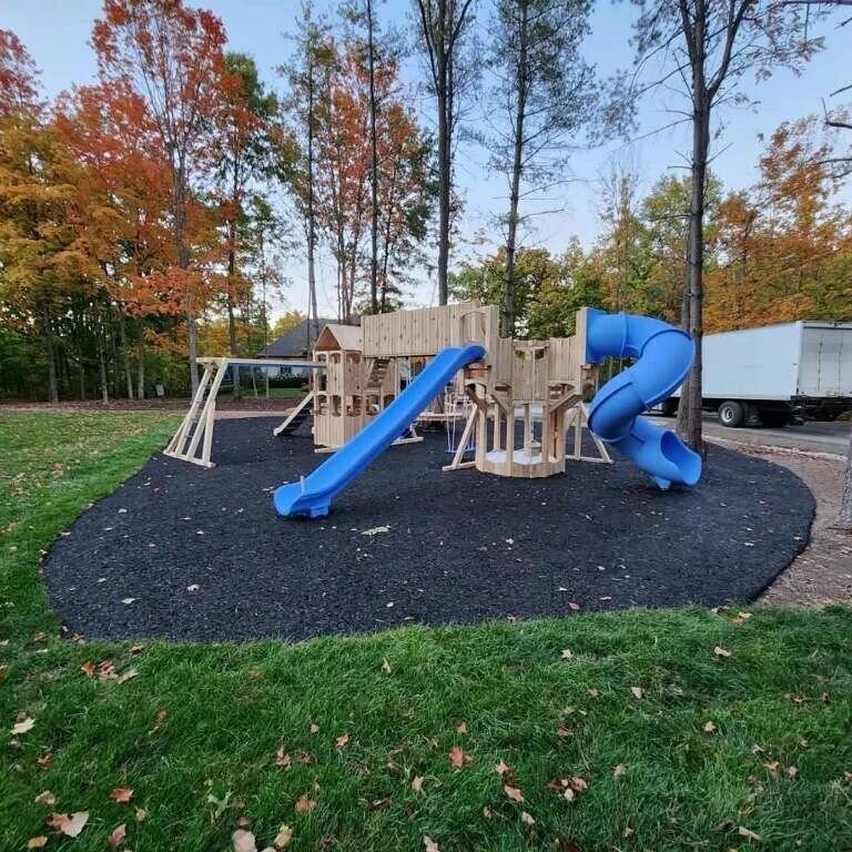 Happy Sunday!! There's no #playscapedream, big or small, that we can't handle! 😤😤

- Premium Bonded Rubber Mulch -

#playset #playsets #cedarworks #cedarworksplayset #playsiteservices #fun #familyfun #surface #safetysurface #playscape #rubbermulch 