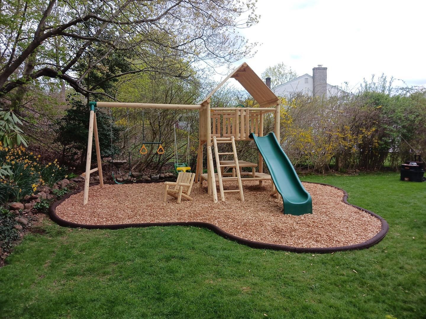Absolutely stunning surface lines from one of our pros! 

- Premium Rubber Timber Border &amp; Premium Cedar Wood Fibers -

#cedarworksplayset #cedarworks #cedar #landscapephotography #landscaping #playscapedreams #playscape #spring #springhassprung 