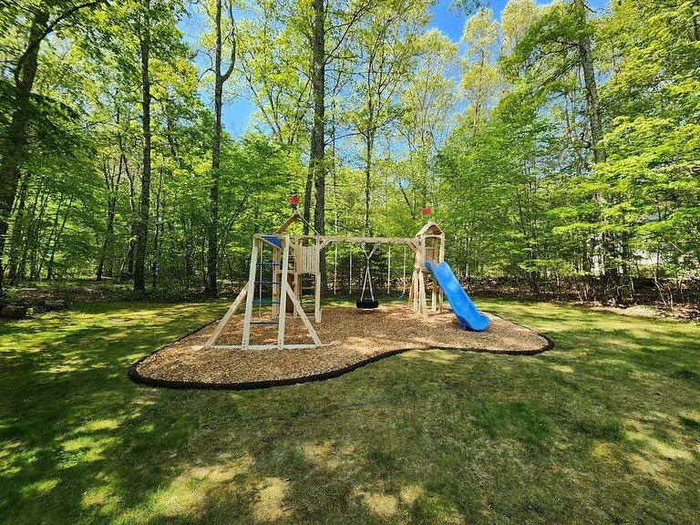 A classic combination that always catches your eye☺️☺️☺️

- Premium Northern White Cedar Wood Fibers with our Rubber Timber Border -

#cedarworksplayset #northernwhitecedar #safetysurfacing #backyardgarden #outdoorliving #playisbeautiful #play #summe