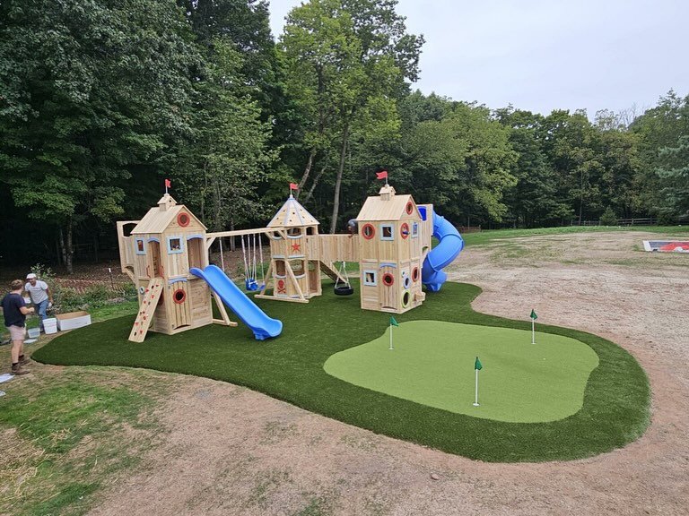 A Playscape Dream for both the parents and the kids☺️
Artificial Turf in a natural shape with a customized Putting Green!

#wedoplaysites #cedarworksplayset #playisbeautiful #play #outdoors #yardgoals #playset #safetysurfacing 
golf #playscapedreams 