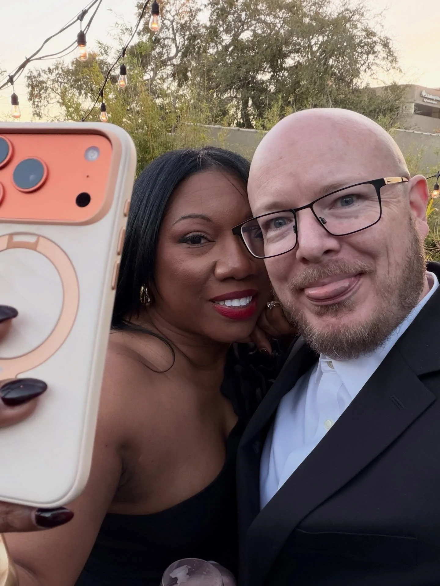 Febrero estuvo 🔥✨

New character art- @amarnouille 
Offici&eacute; una boda llena de amor. @dakoosh put on a sexy suit&hearts;️
Held my beautiful books in my hands.
@spellboundbookstorefl event vibes.

Arte. Amor. Libros. Magia.
We building mundos o