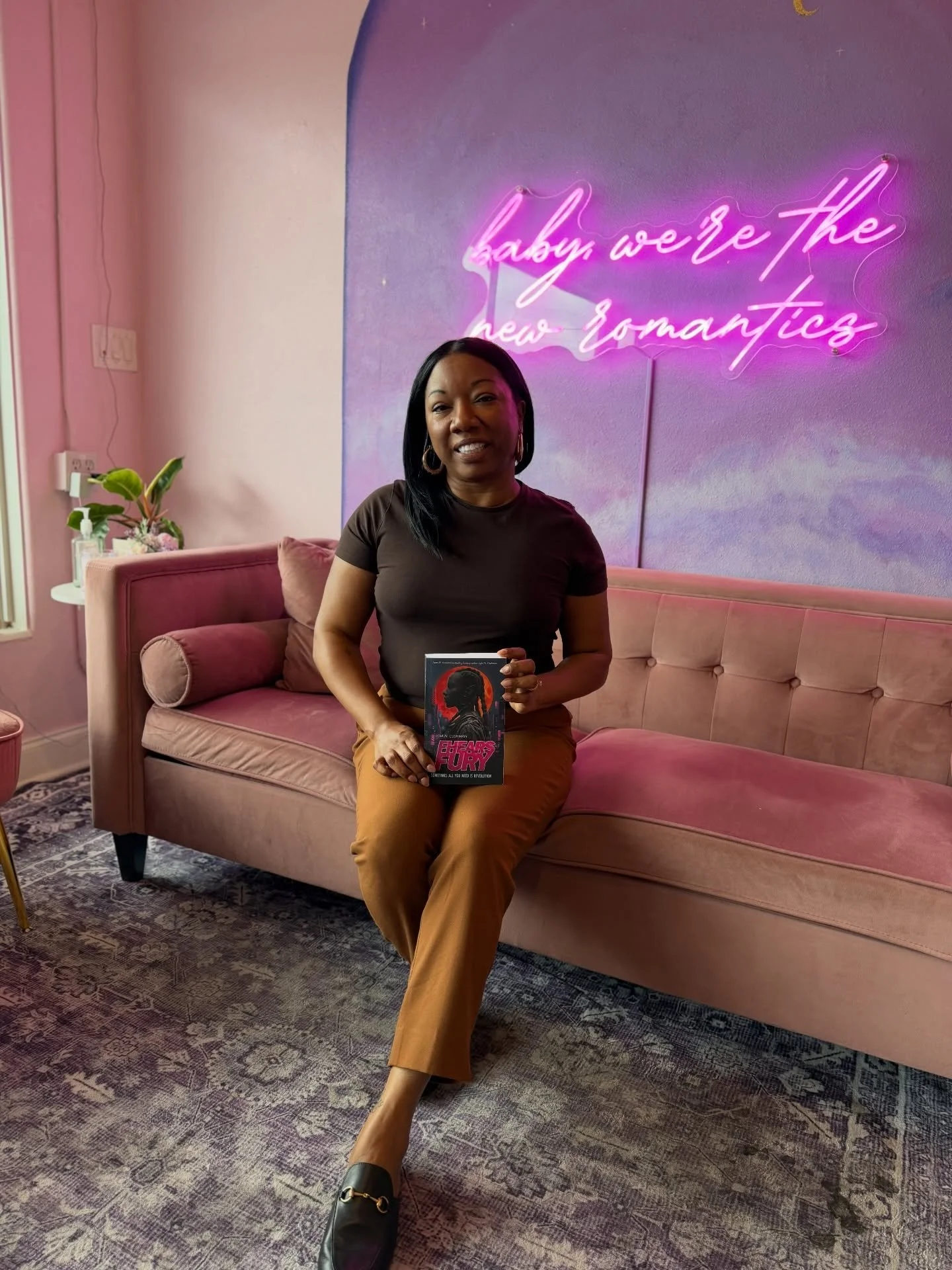 Y&rsquo;all showed OUT and sold out Fhear&rsquo;s Fury 😭🔥

Huge shoutout to @thenewromanticsbooks for hosting such a beautiful, electric night. And to every reader who looked me in the eye and said &ldquo;thank you for writing us into the story&rdq