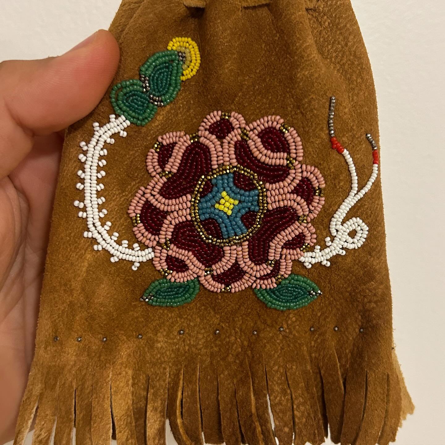 New pouch! Made with antique Italian and French beads size 13/0-20/0, French steel cuts, on smoked deer hide tanned at @anpobisonranch and lined with antique calico. Had to add a couple trade beads too huh huh. Super happy with how this turned out
#m