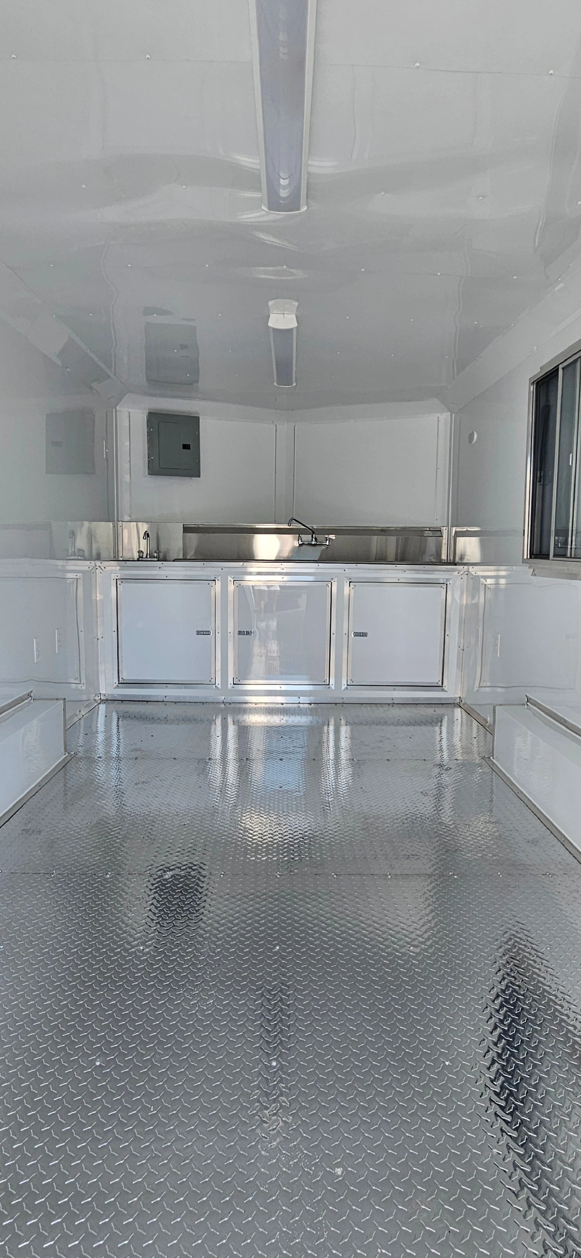 Concession _Trailer_White_67228_3.jpeg